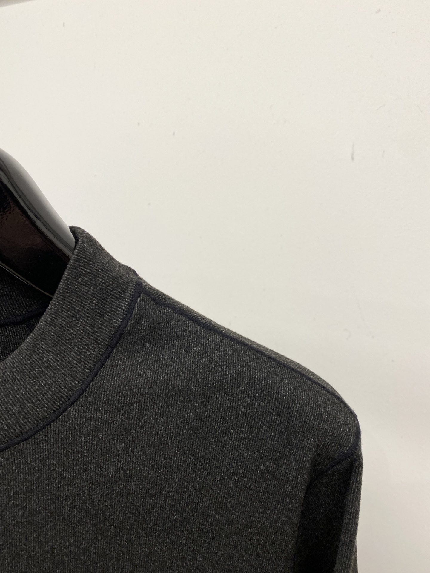 菲拉格慕、2025新品长袖卫衣，帅气时尚，胸前精致刺绣图案logo，简约百搭款。面料棉 不仅挺括，保持潮