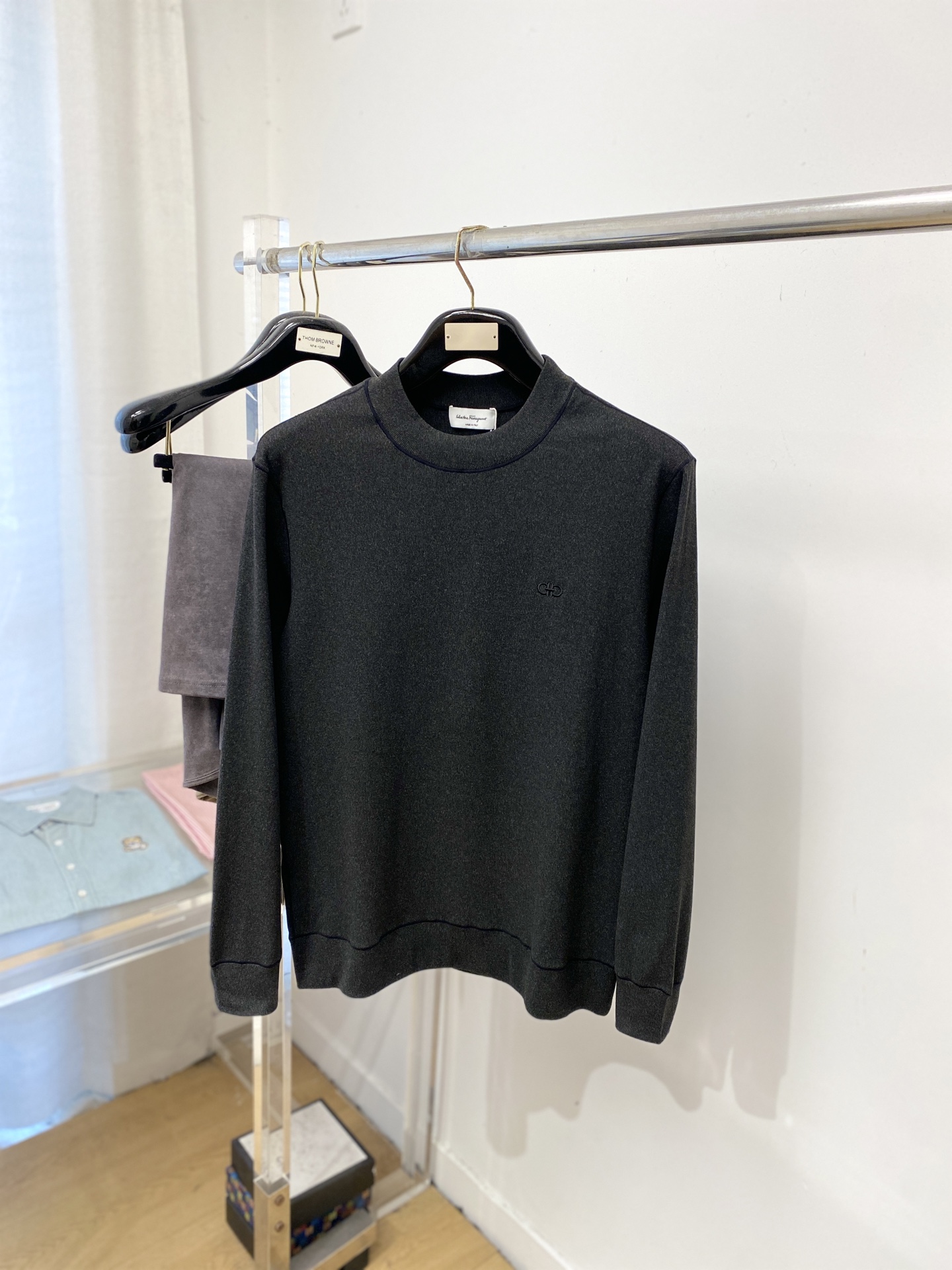 菲拉格慕、2025新品长袖卫衣，帅气时尚，胸前精致刺绣图案logo，简约百搭款。面料棉 不仅挺括，保持潮