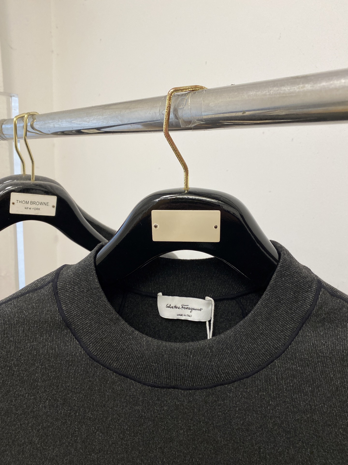 菲拉格慕、2025新品长袖卫衣，帅气时尚，胸前精致刺绣图案logo，简约百搭款。面料棉 不仅挺括，保持潮