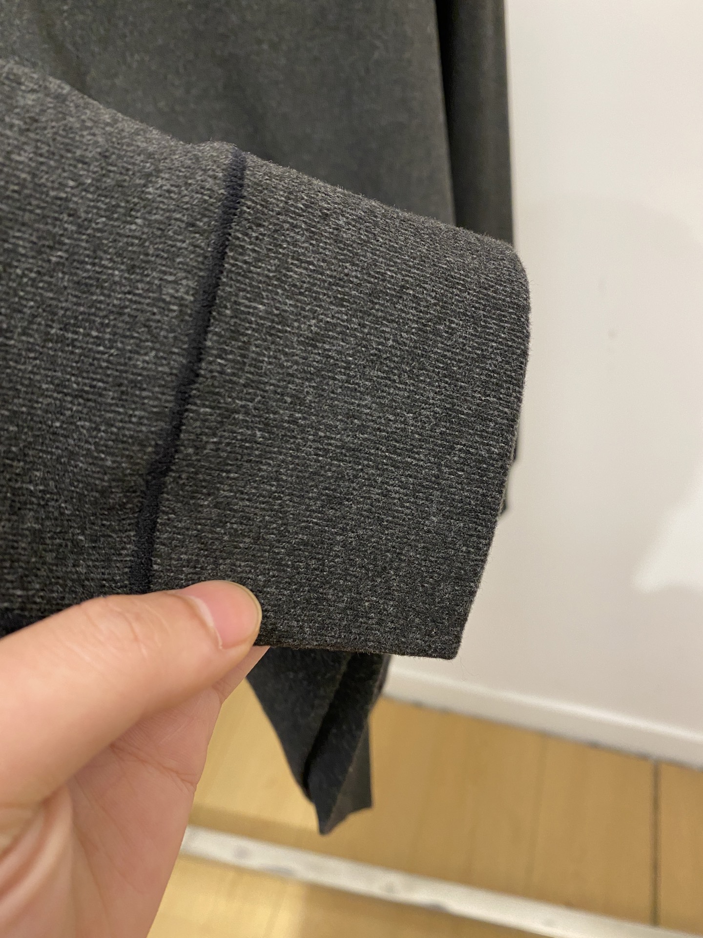 菲拉格慕、2025新品长袖卫衣，帅气时尚，胸前精致刺绣图案logo，简约百搭款。面料棉 不仅挺括，保持潮