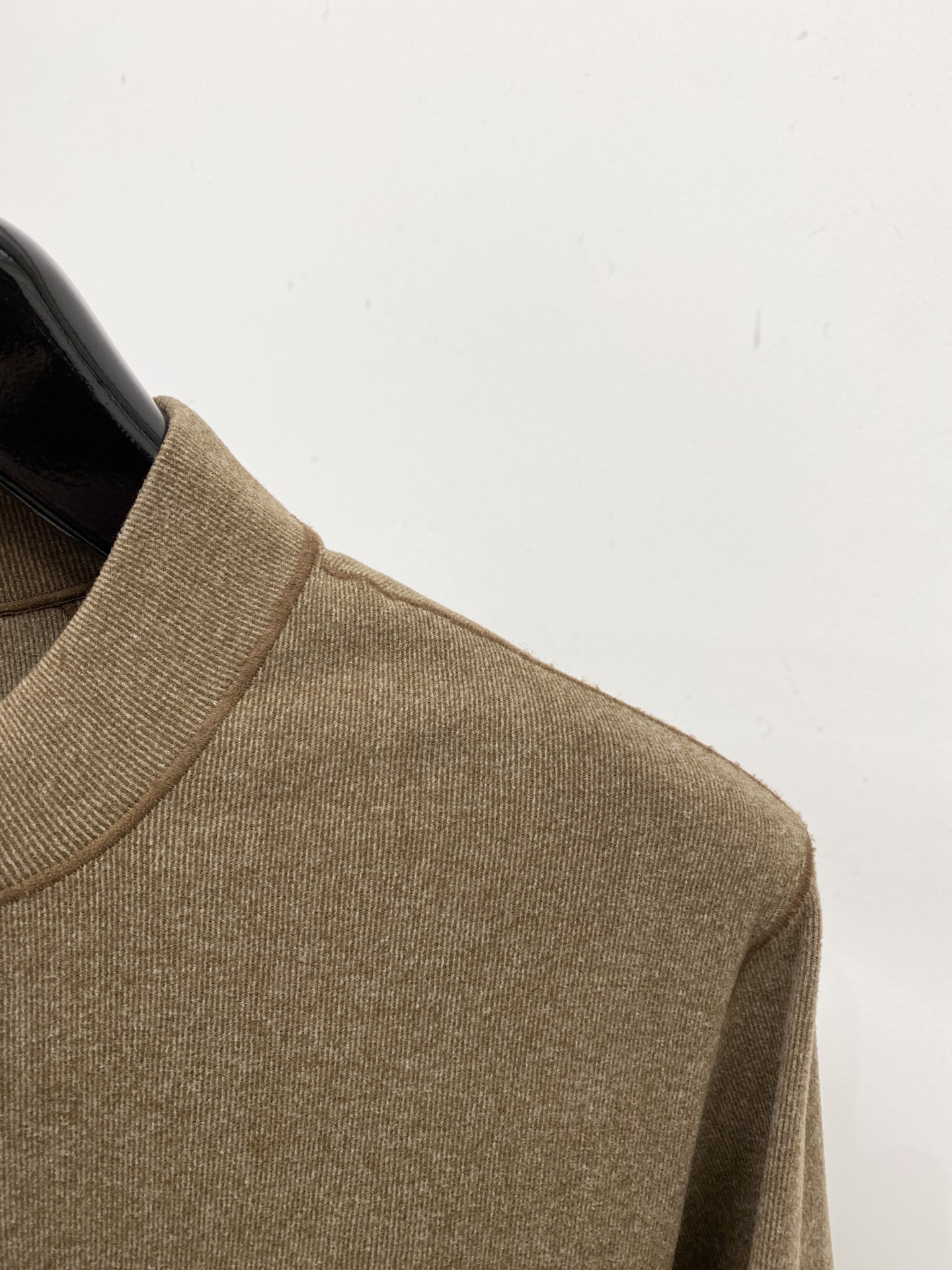 菲拉格慕、2025新品长袖卫衣，帅气时尚，胸前精致刺绣图案logo，简约百搭款。面料棉 不仅挺括，保持潮