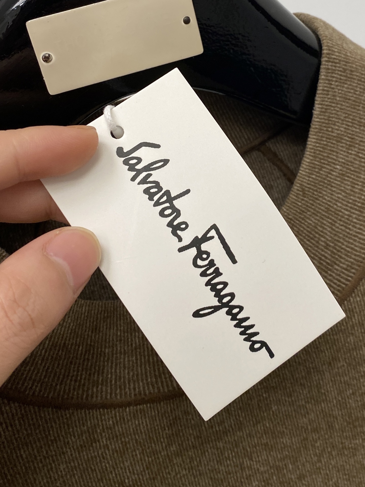 菲拉格慕、2025新品长袖卫衣，帅气时尚，胸前精致刺绣图案logo，简约百搭款。面料棉 不仅挺括，保持潮