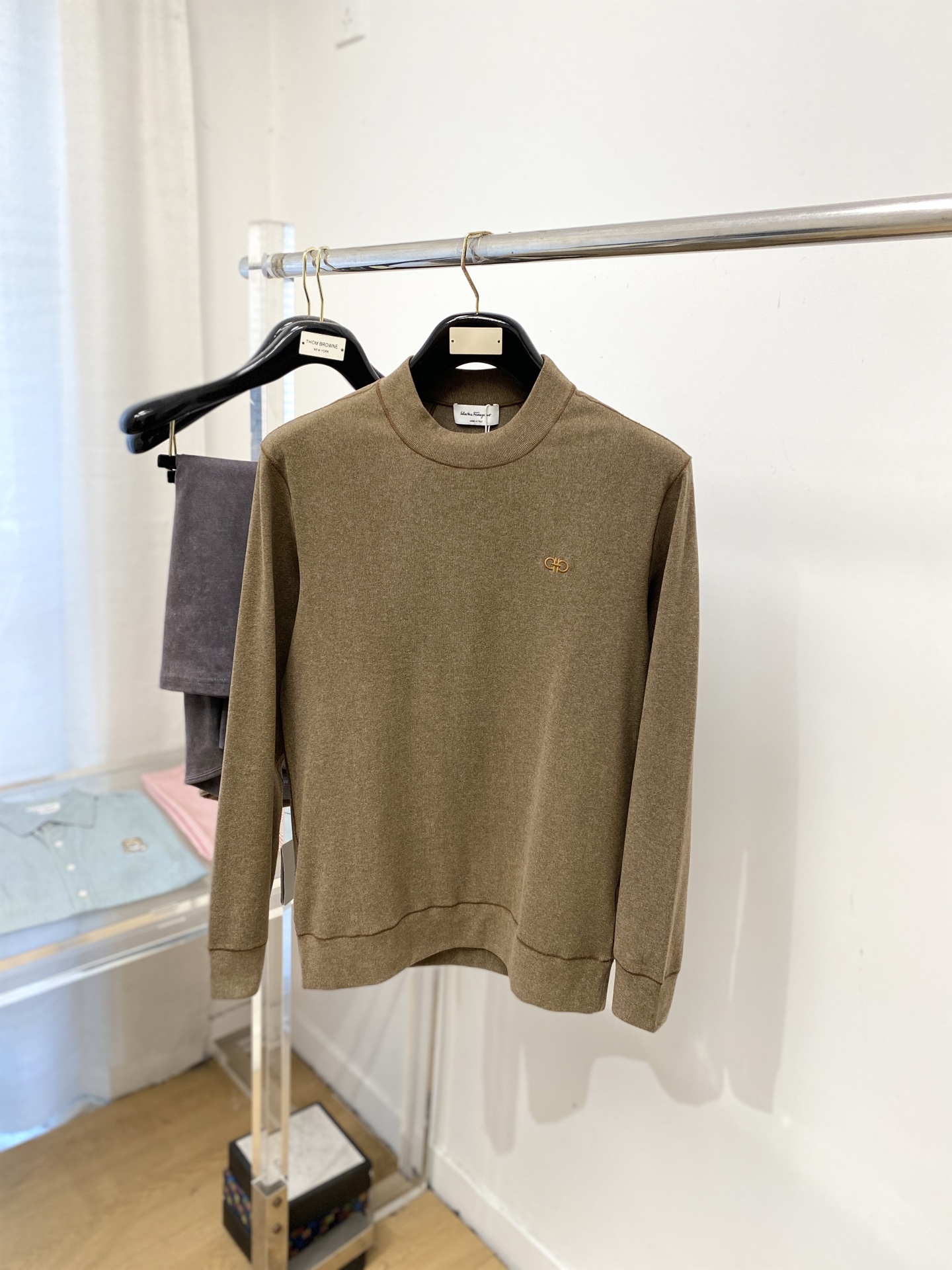 菲拉格慕、2025新品长袖卫衣，帅气时尚，胸前精致刺绣图案logo，简约百搭款。面料棉 不仅挺括，保持潮