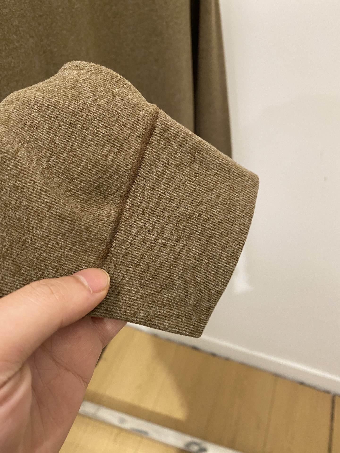 菲拉格慕、2025新品长袖卫衣，帅气时尚，胸前精致刺绣图案logo，简约百搭款。面料棉 不仅挺括，保持潮