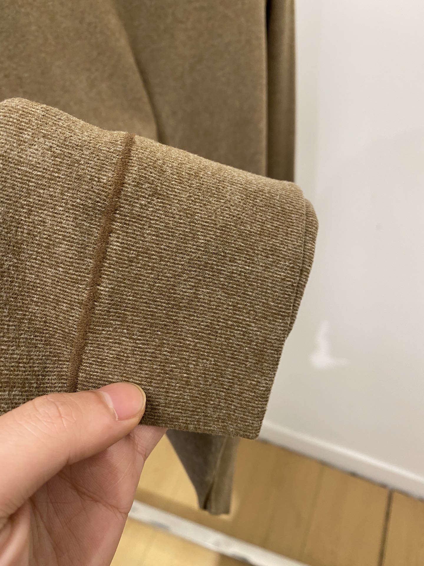 菲拉格慕、2025新品长袖卫衣，帅气时尚，胸前精致刺绣图案logo，简约百搭款。面料棉 不仅挺括，保持潮