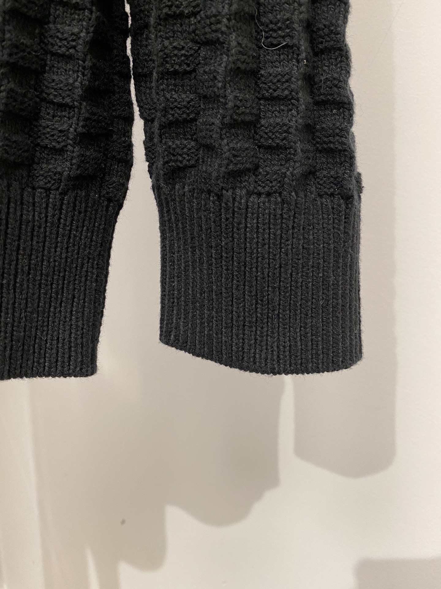 克罗心、2025新品羊毛衣 具有手感细腻柔软，可直接与肌肤接触，让暖心的纱线变化出细腻的质感，顶级工艺极