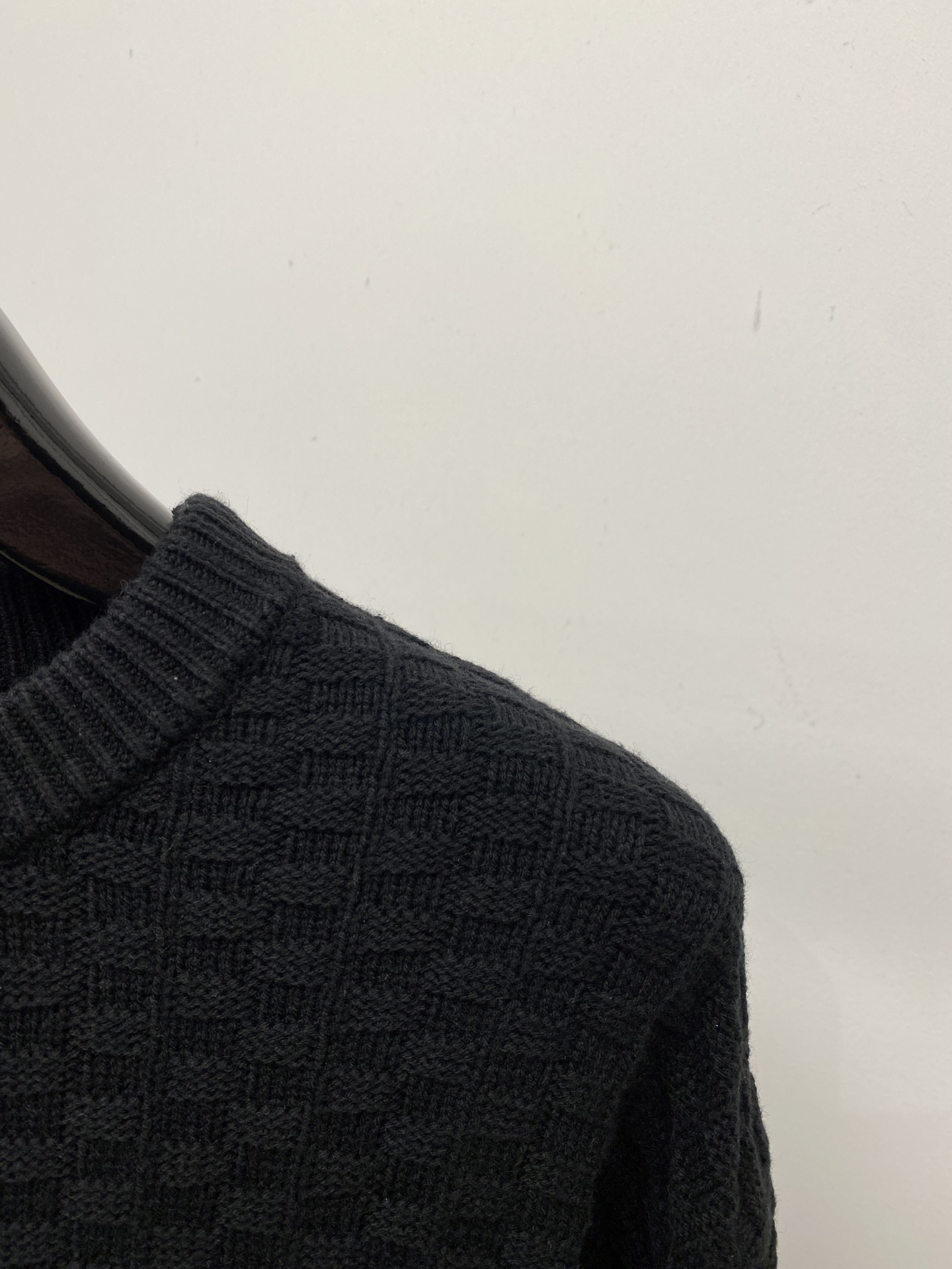 克罗心、2025新品羊毛衣 具有手感细腻柔软，可直接与肌肤接触，让暖心的纱线变化出细腻的质感，顶级工艺极