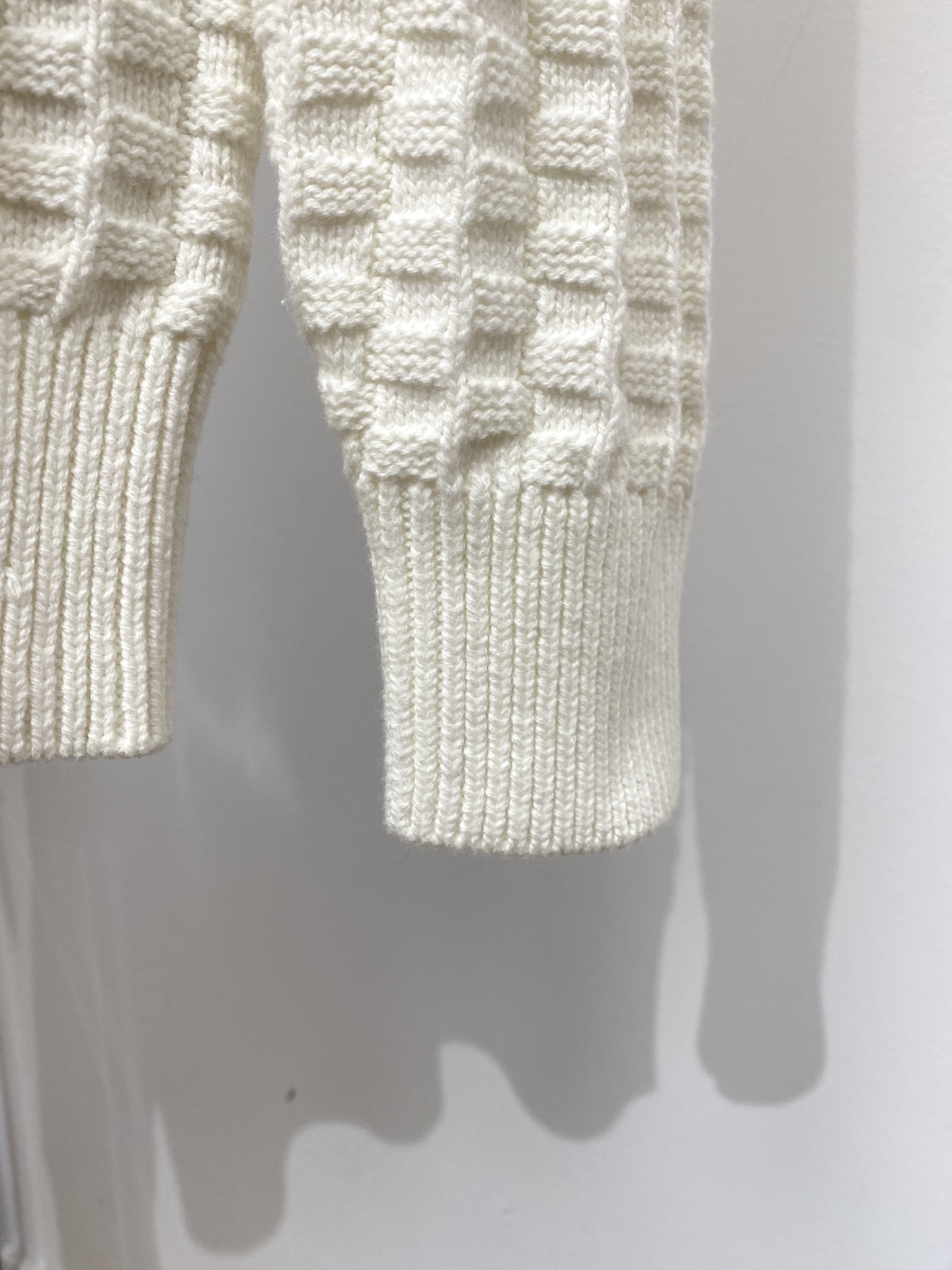 克罗心、2025新品羊毛衣 具有手感细腻柔软，可直接与肌肤接触，让暖心的纱线变化出细腻的质感，顶级工艺极