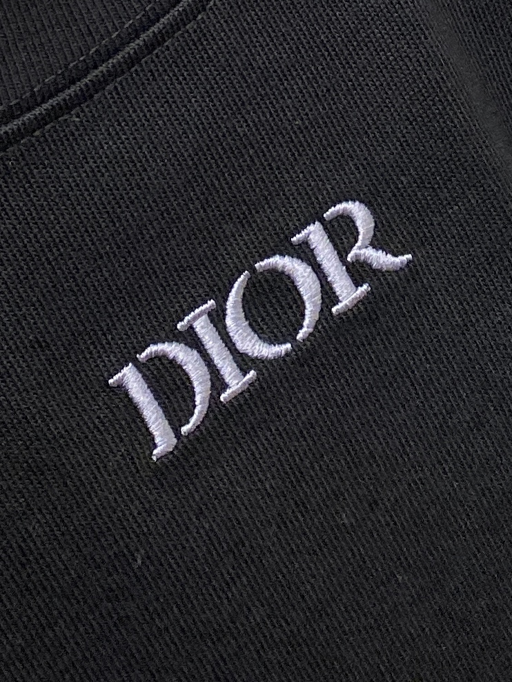 迪奥、2025新品短袖T恤，帅气时尚，简约百搭款。胸口精致刺绣字母logo，面料棉 不仅挺括，保持潮流的