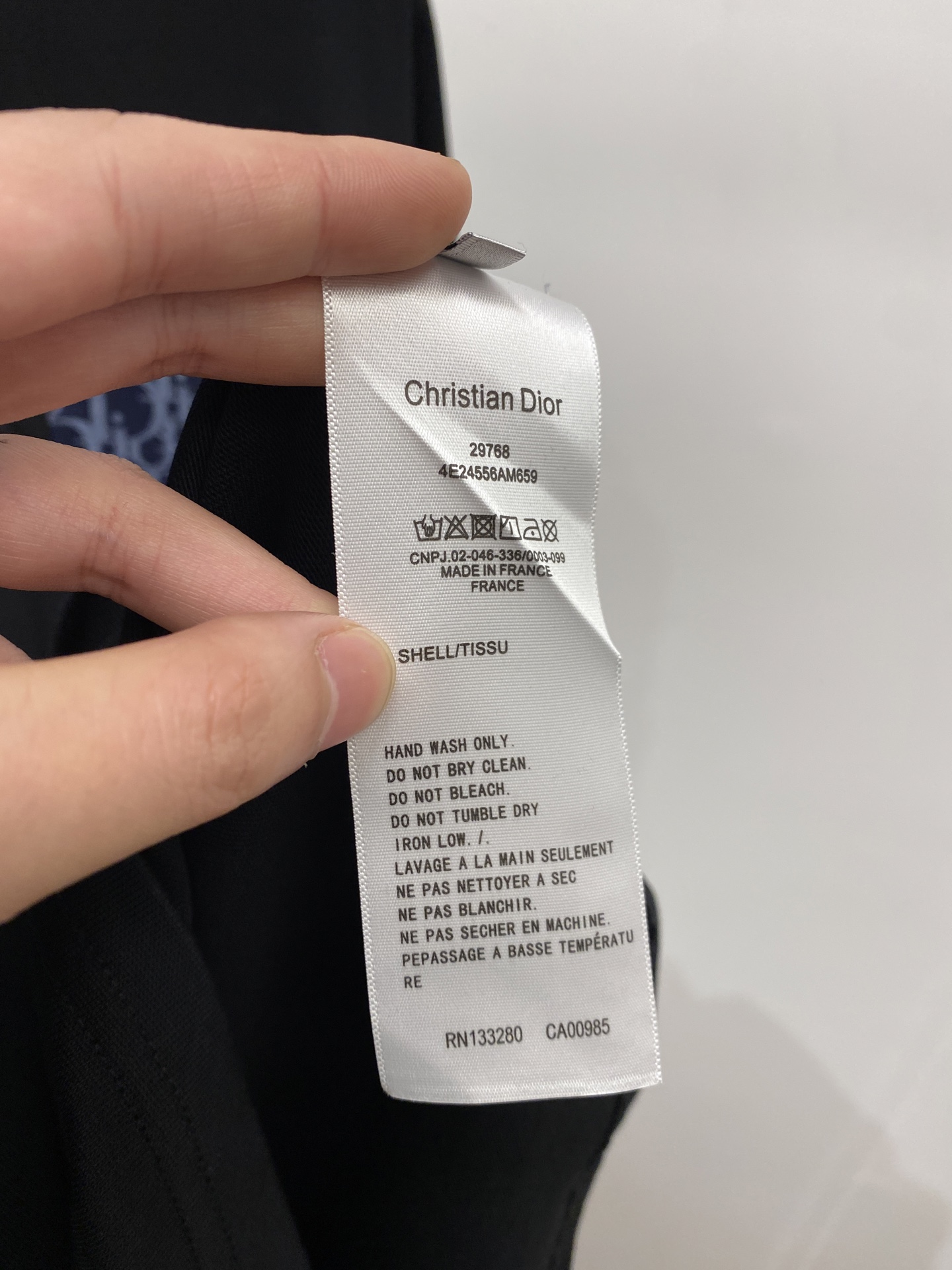 迪奥、2025新品短袖T恤，帅气时尚，简约百搭款。胸口精致刺绣字母logo，面料棉 不仅挺括，保持潮流的