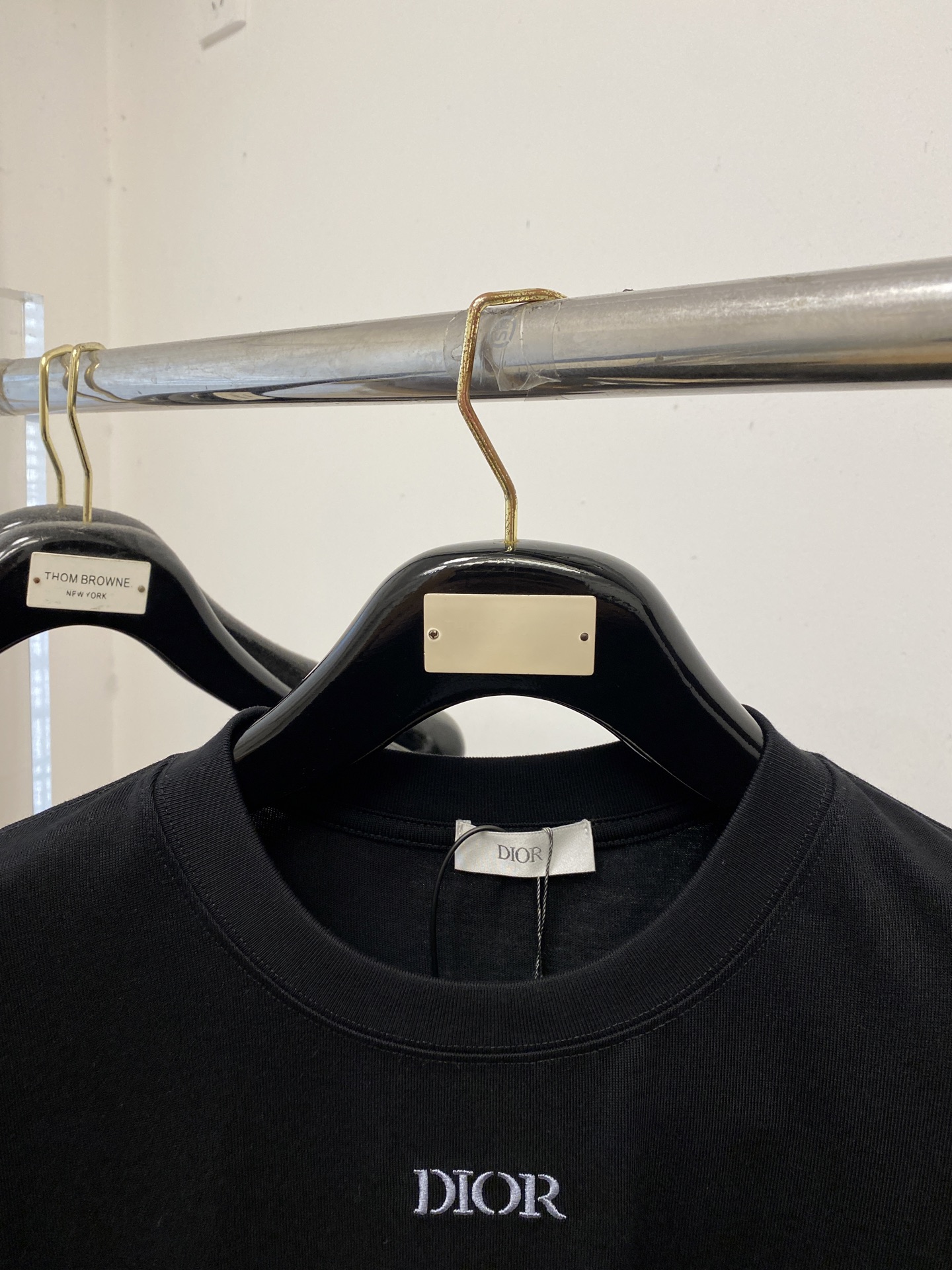 迪奥、2025新品短袖T恤，帅气时尚，简约百搭款。胸口精致刺绣字母logo，面料棉 不仅挺括，保持潮流的