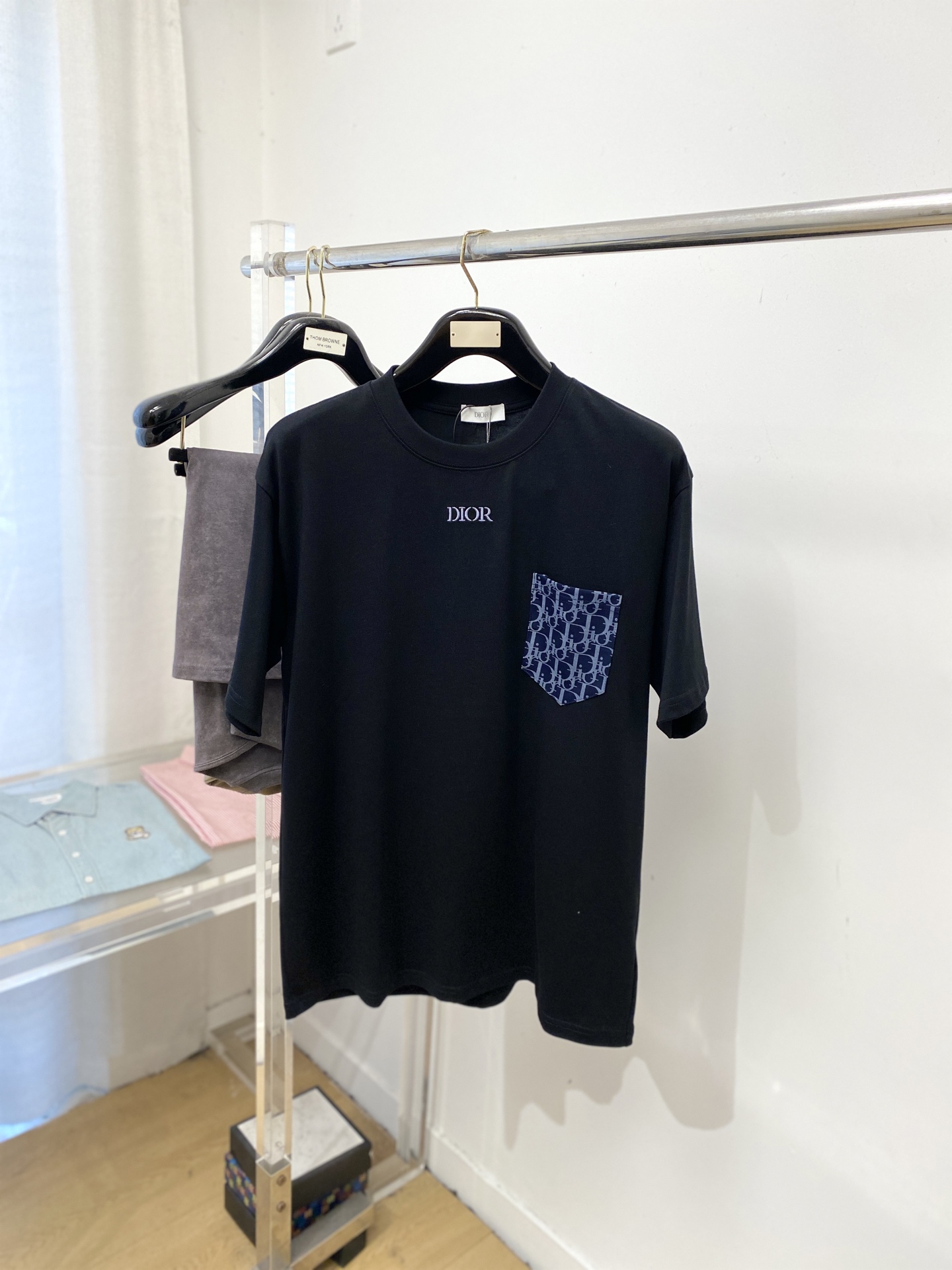 迪奥、2025新品短袖T恤，帅气时尚，简约百搭款。胸口精致刺绣字母logo，面料棉 不仅挺括，保持潮流的