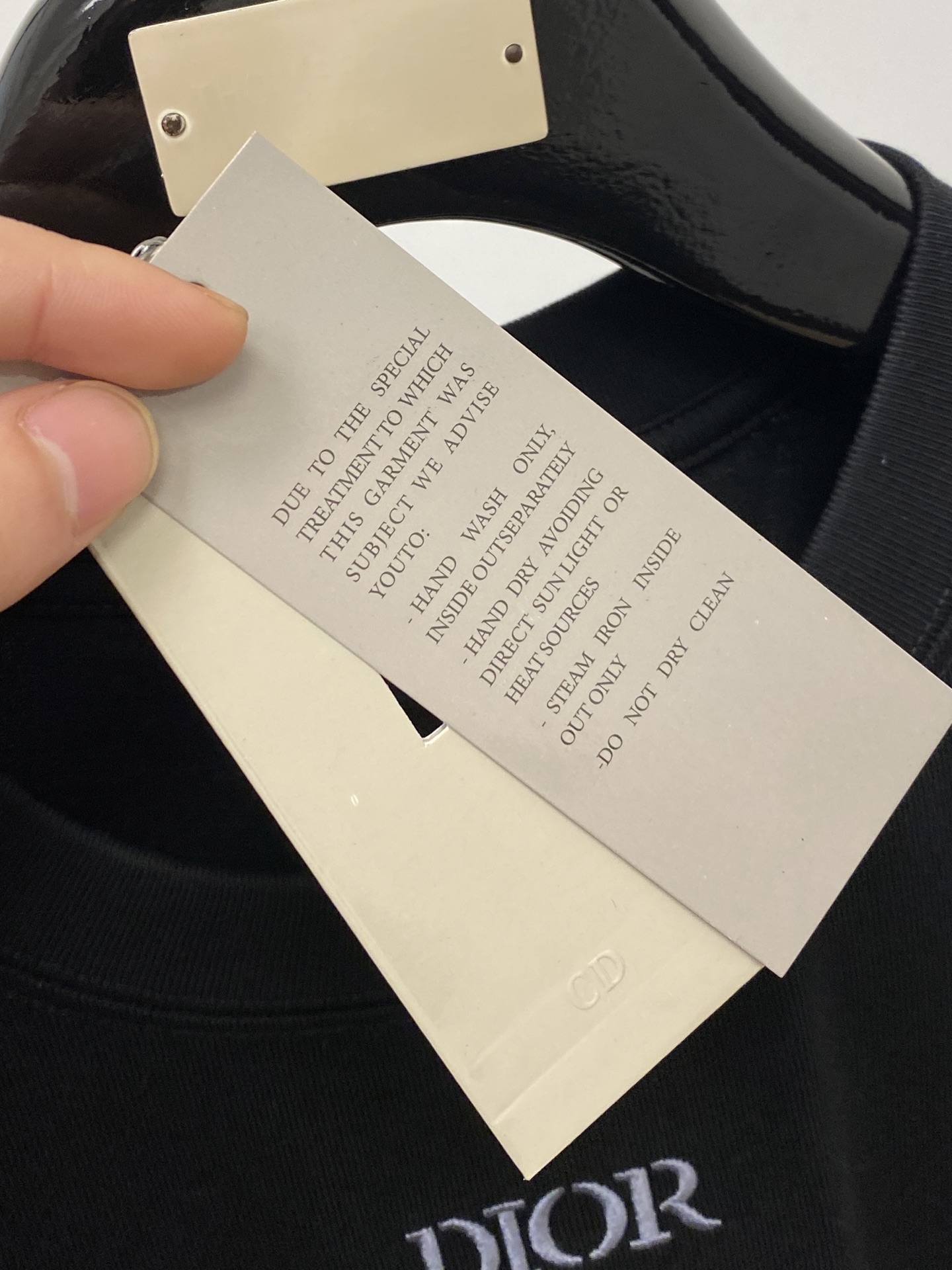 迪奥、2025新品短袖T恤，帅气时尚，简约百搭款。胸口精致刺绣字母logo，面料棉 不仅挺括，保持潮流的