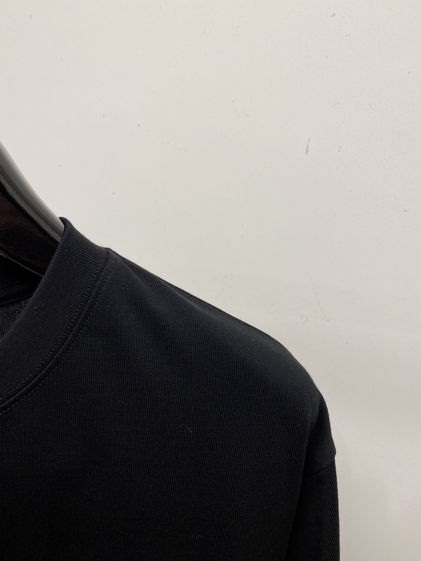 迪奥、2025新品短袖T恤，帅气时尚，简约百搭款。胸口精致刺绣字母logo，面料棉 不仅挺括，保持潮流的