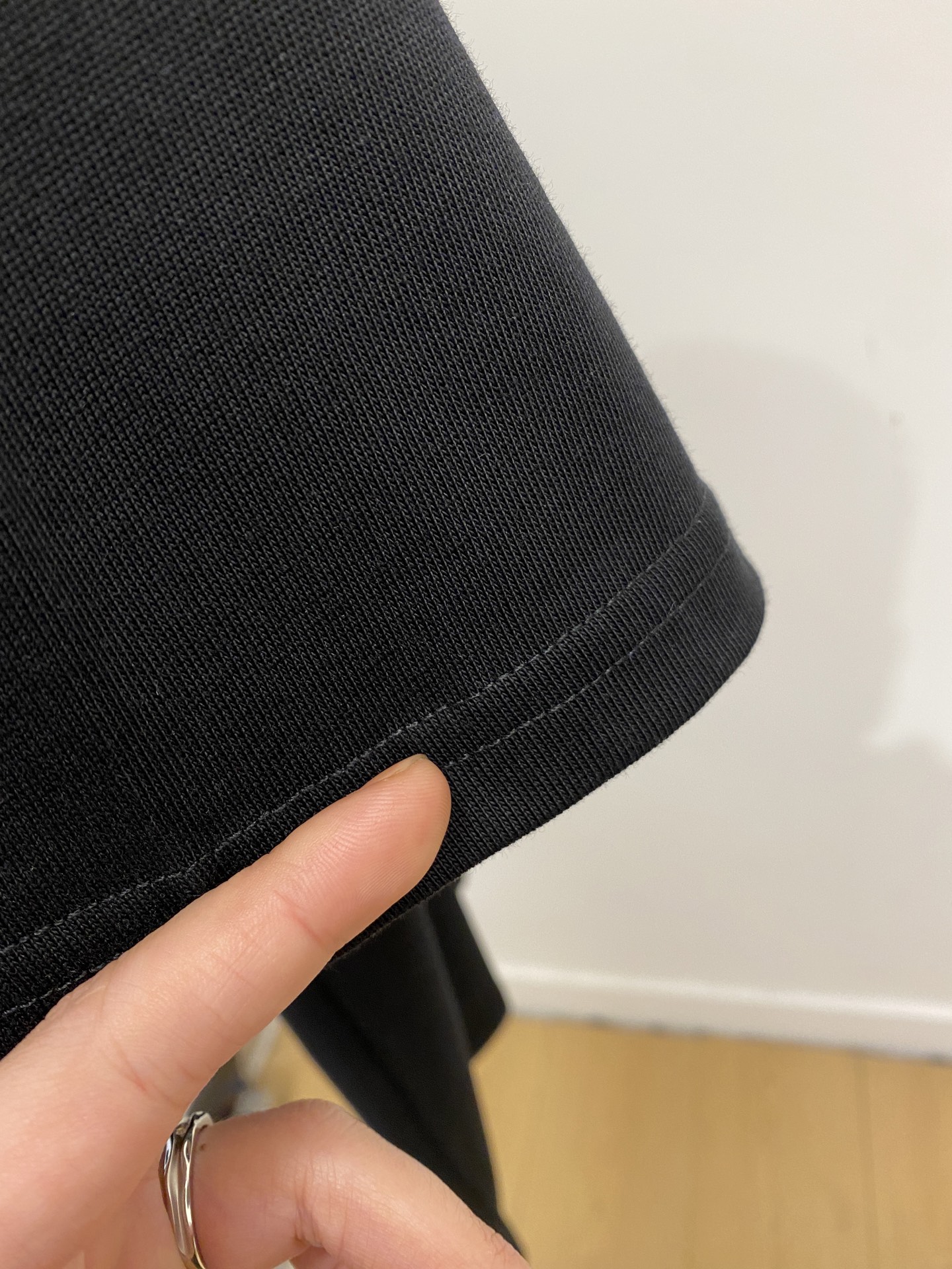 迪奥、2025新品短袖T恤，帅气时尚，简约百搭款。胸口精致刺绣字母logo，面料棉 不仅挺括，保持潮流的