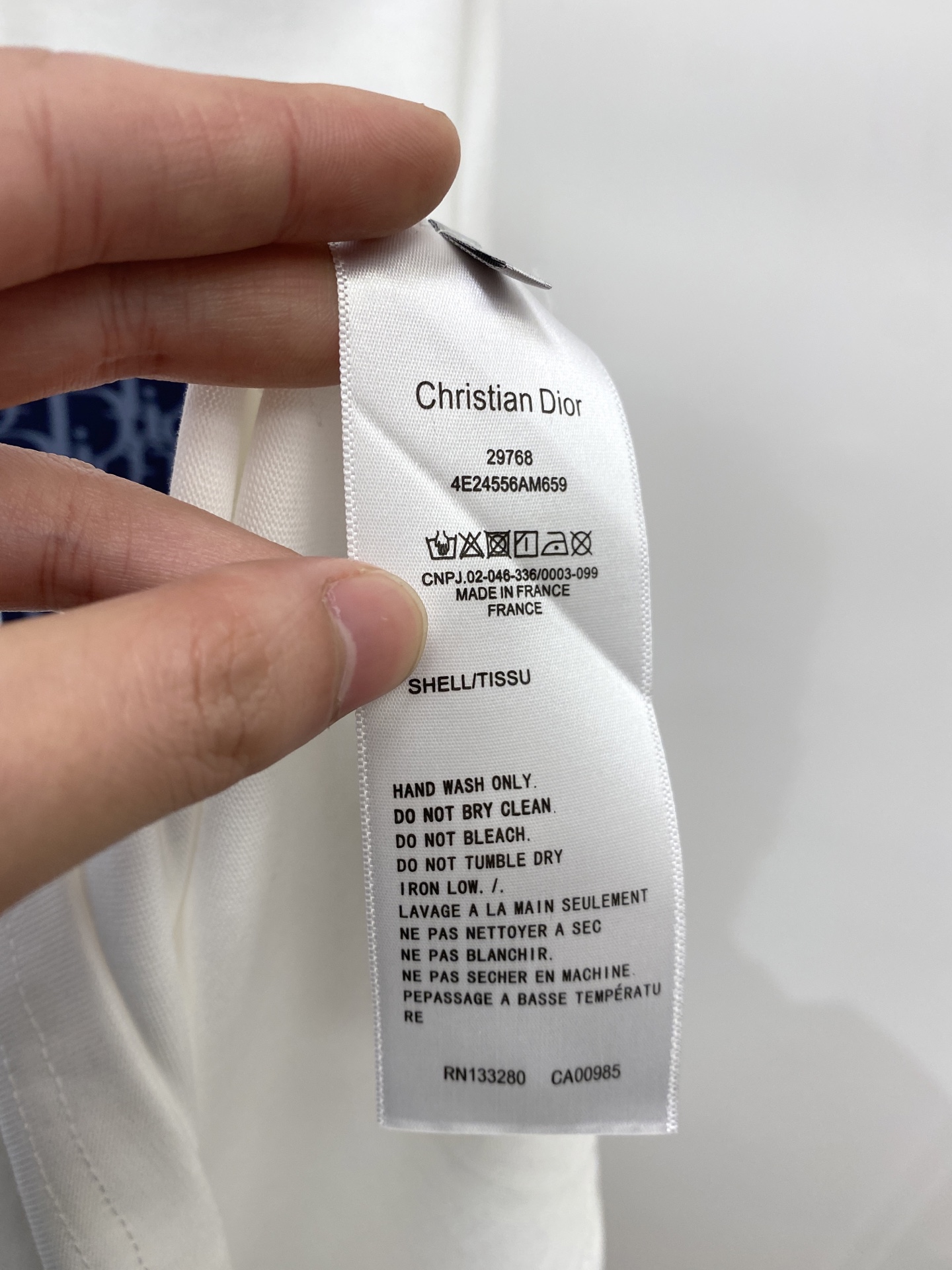 迪奥、2025新品短袖T恤，帅气时尚，简约百搭款。胸口精致刺绣字母logo，面料棉 不仅挺括，保持潮流的