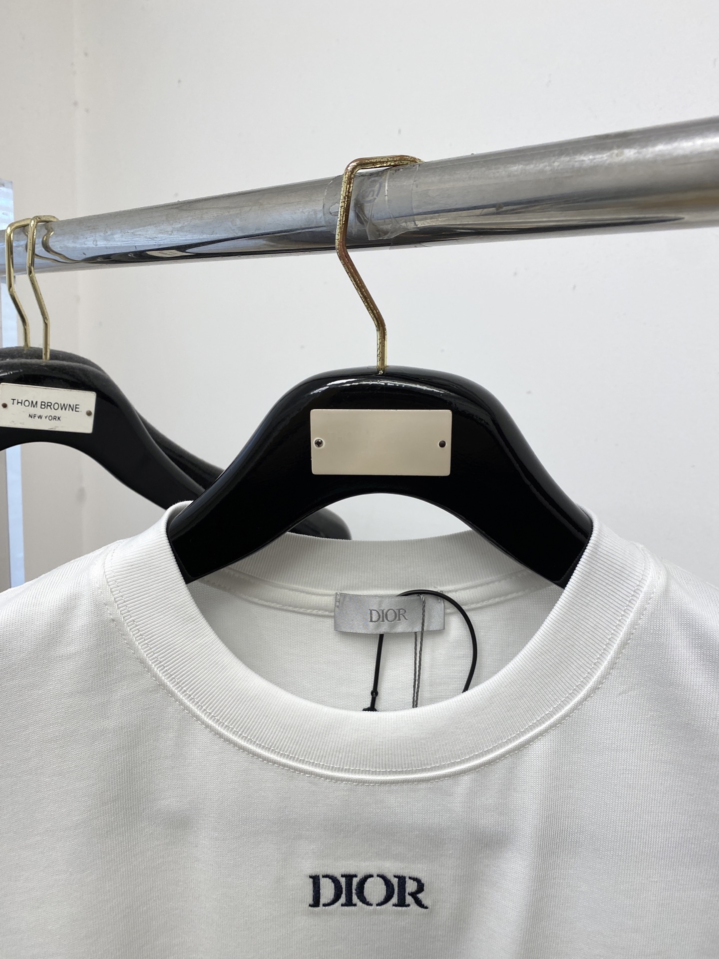 迪奥、2025新品短袖T恤，帅气时尚，简约百搭款。胸口精致刺绣字母logo，面料棉 不仅挺括，保持潮流的