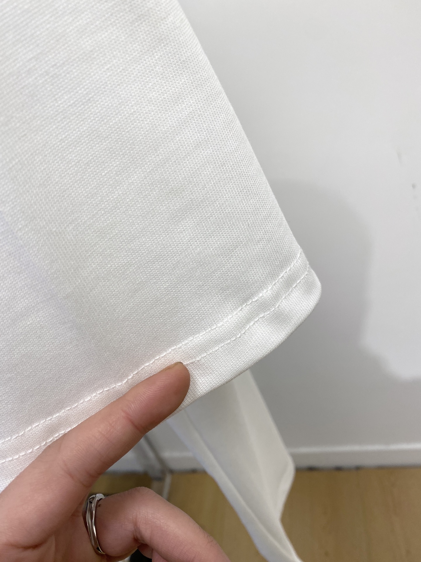 迪奥、2025新品短袖T恤，帅气时尚，简约百搭款。胸口精致刺绣字母logo，面料棉 不仅挺括，保持潮流的