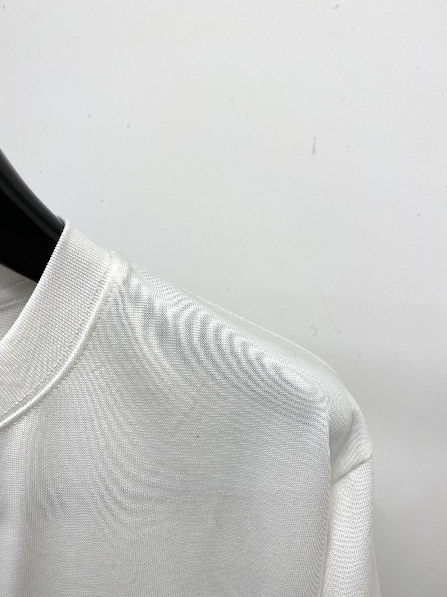 迪奥、2025新品短袖T恤，帅气时尚，简约百搭款。胸口精致刺绣字母logo，面料棉 不仅挺括，保持潮流的