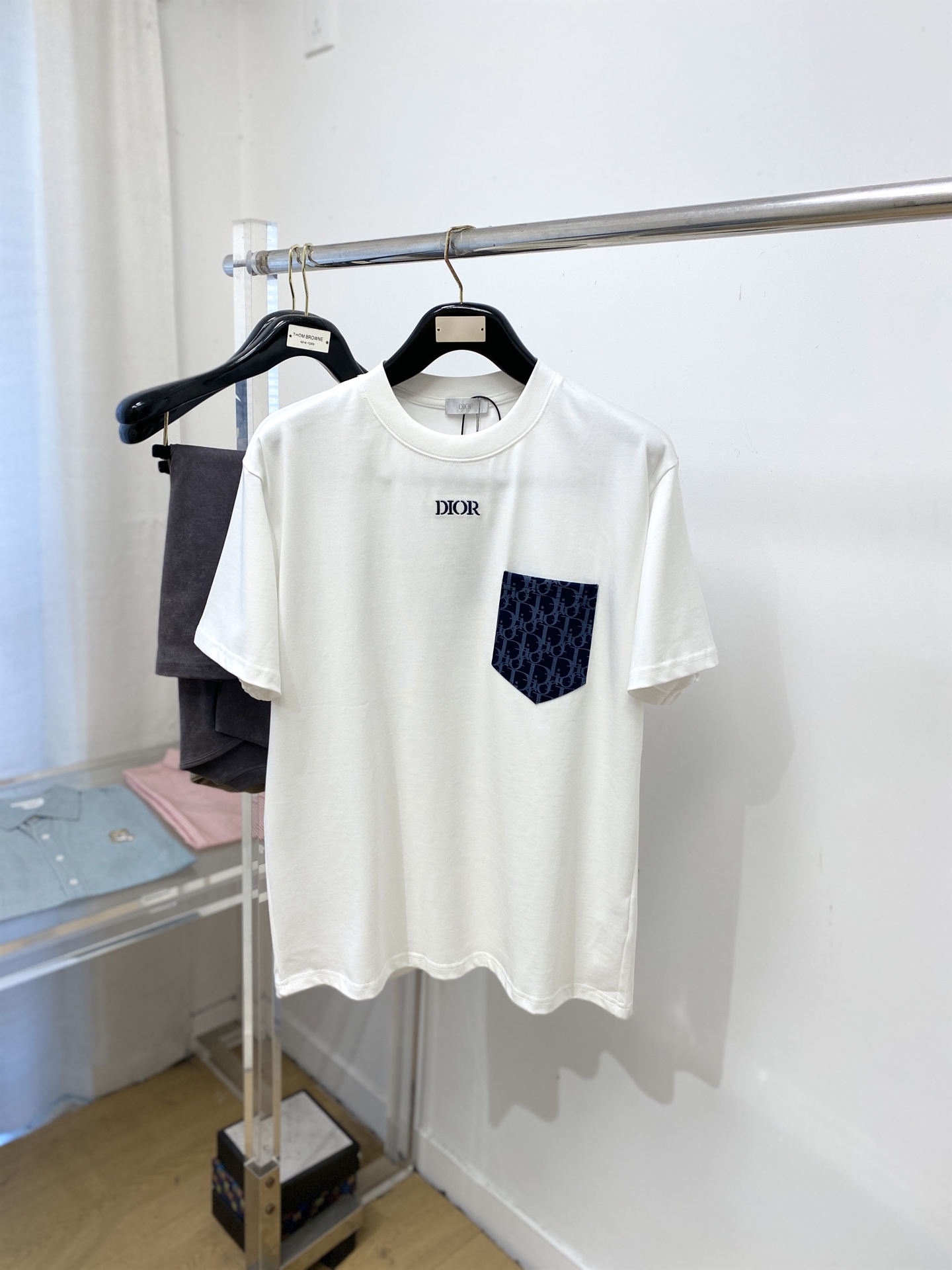 迪奥、2025新品短袖T恤，帅气时尚，简约百搭款。胸口精致刺绣字母logo，面料棉 不仅挺括，保持潮流的
