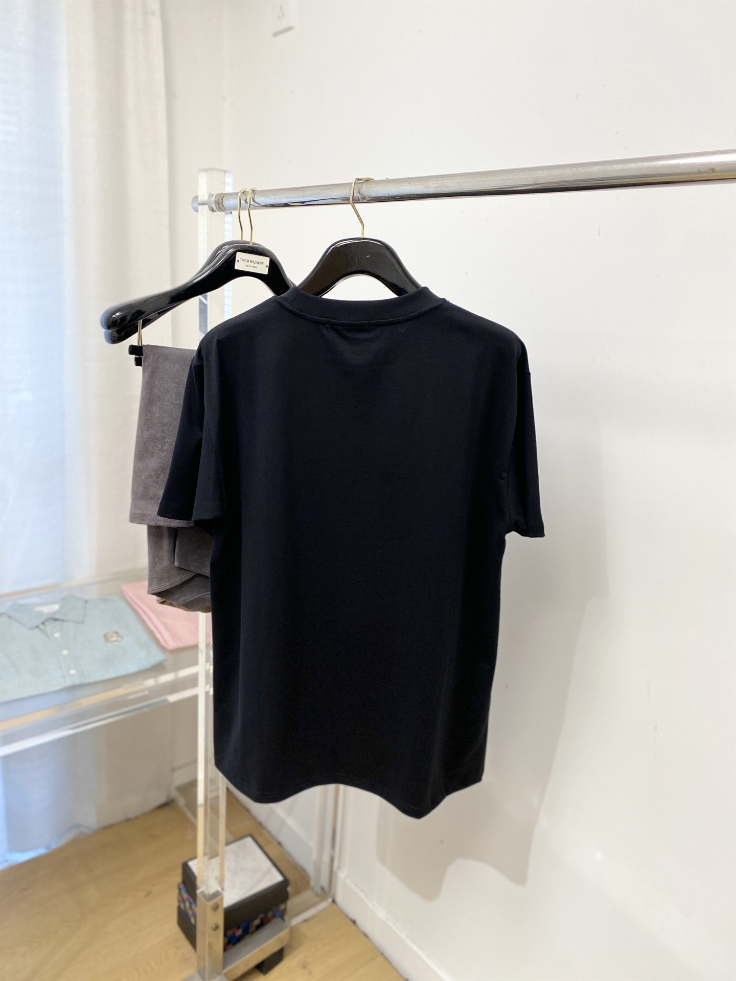 普拉达、2025新品短袖T恤，帅气时尚，简约百搭款。胸前五金装饰三角标logo，面料棉 不仅挺括，保持潮