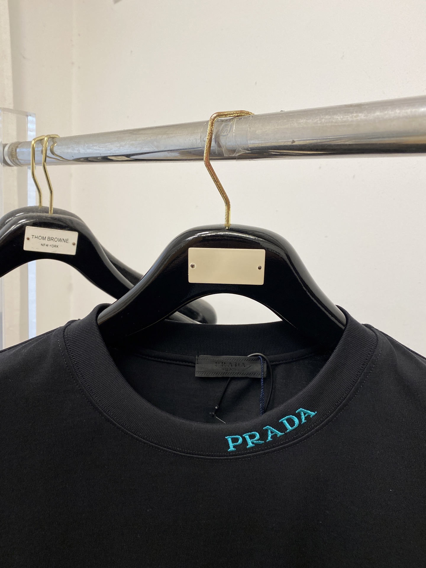 普拉达、2025新品短袖T恤，帅气时尚，简约百搭款。胸前五金装饰三角标logo，面料棉 不仅挺括，保持潮