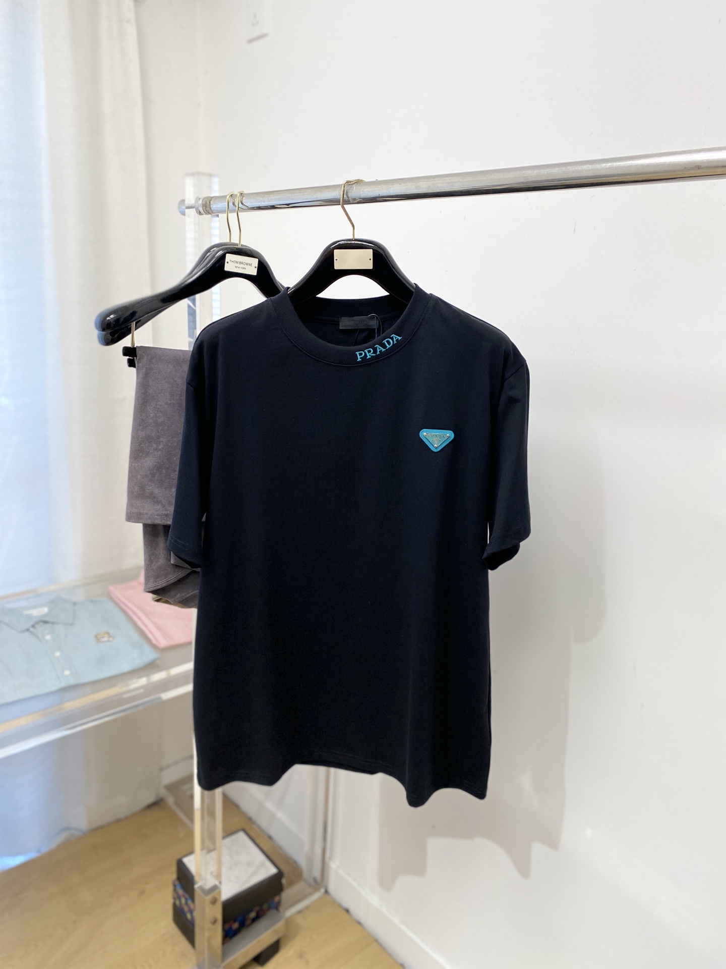 普拉达、2025新品短袖T恤，帅气时尚，简约百搭款。胸前五金装饰三角标logo，面料棉 不仅挺括，保持潮