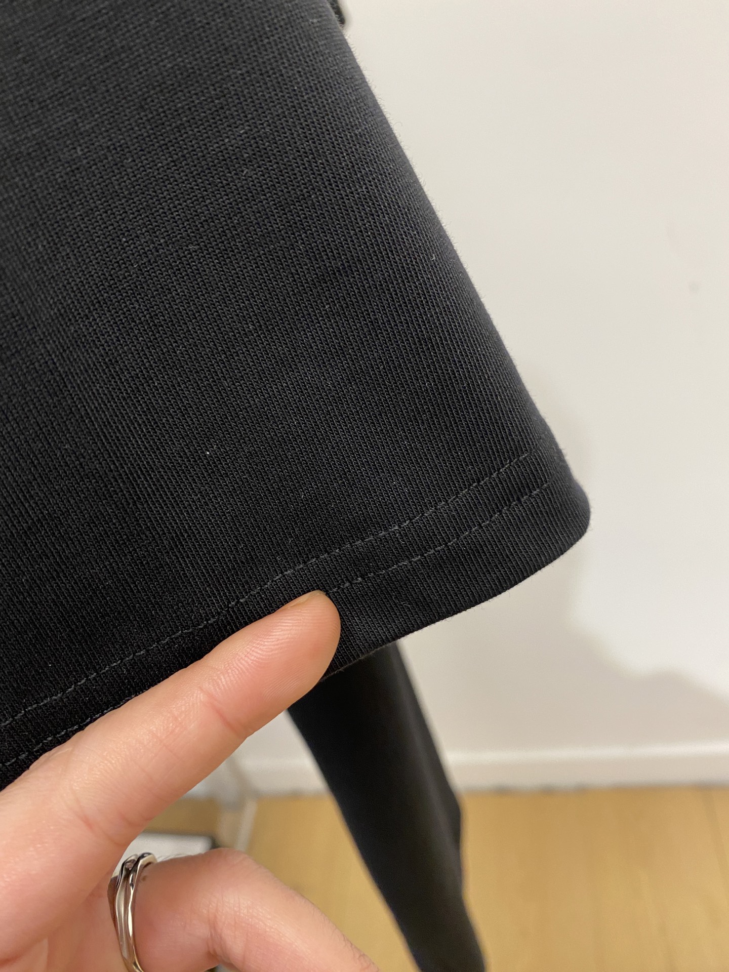 普拉达、2025新品短袖T恤，帅气时尚，简约百搭款。胸前五金装饰三角标logo，面料棉 不仅挺括，保持潮