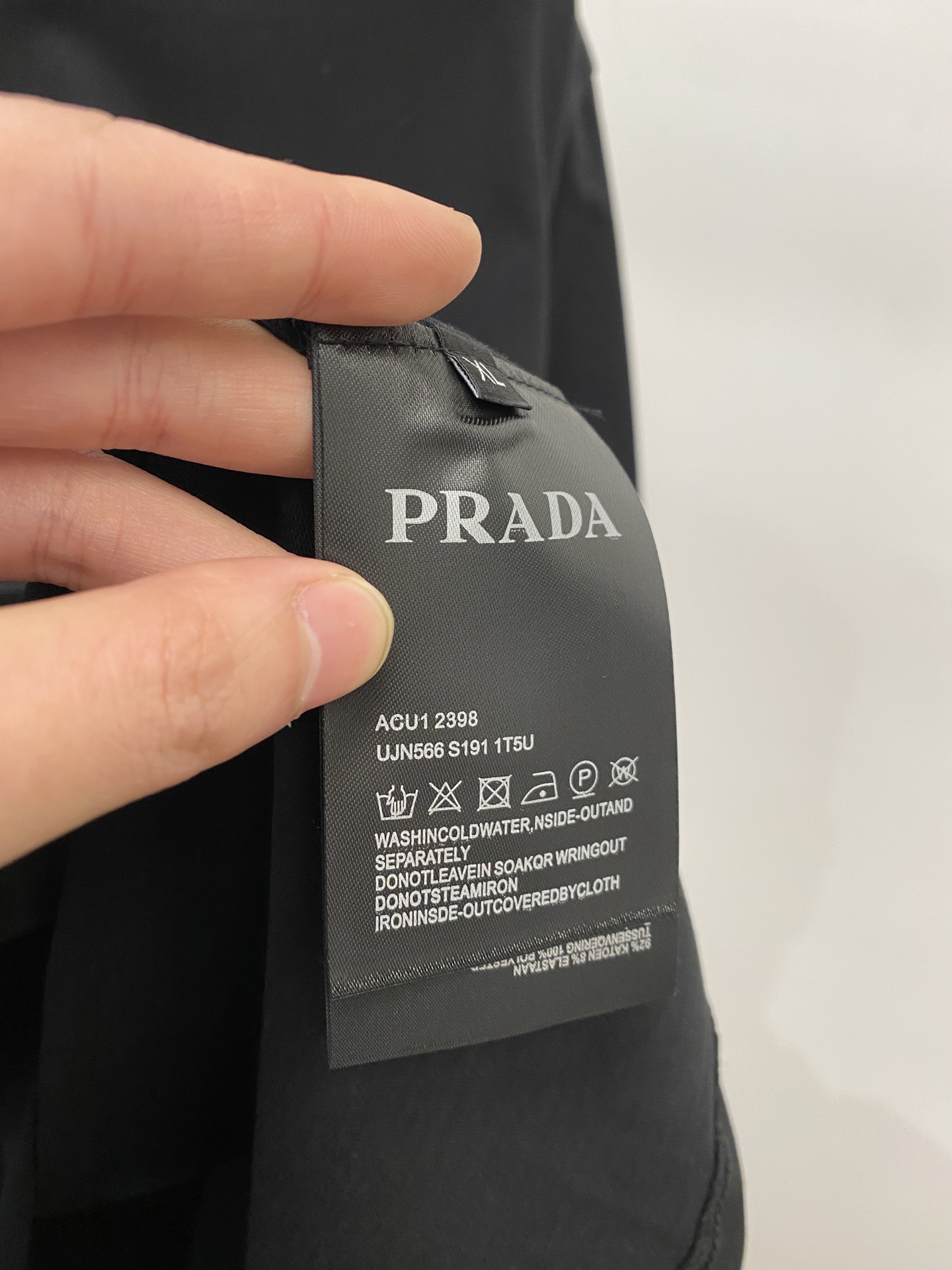 普拉达、2025新品短袖T恤，帅气时尚，简约百搭款。胸前五金装饰三角标logo，面料棉 不仅挺括，保持潮