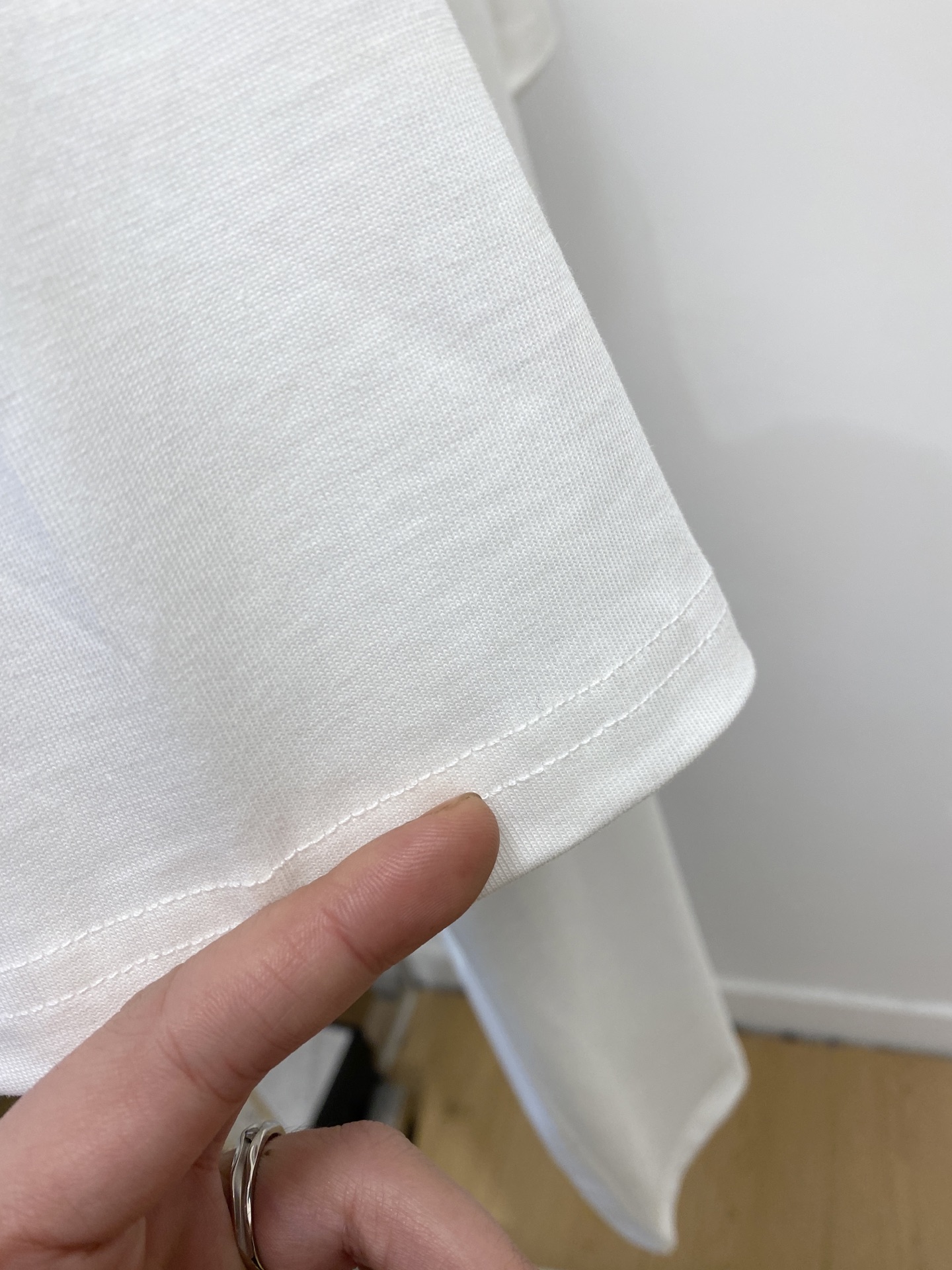 普拉达、2025新品短袖T恤，帅气时尚，简约百搭款。胸前五金装饰三角标logo，面料棉 不仅挺括，保持潮