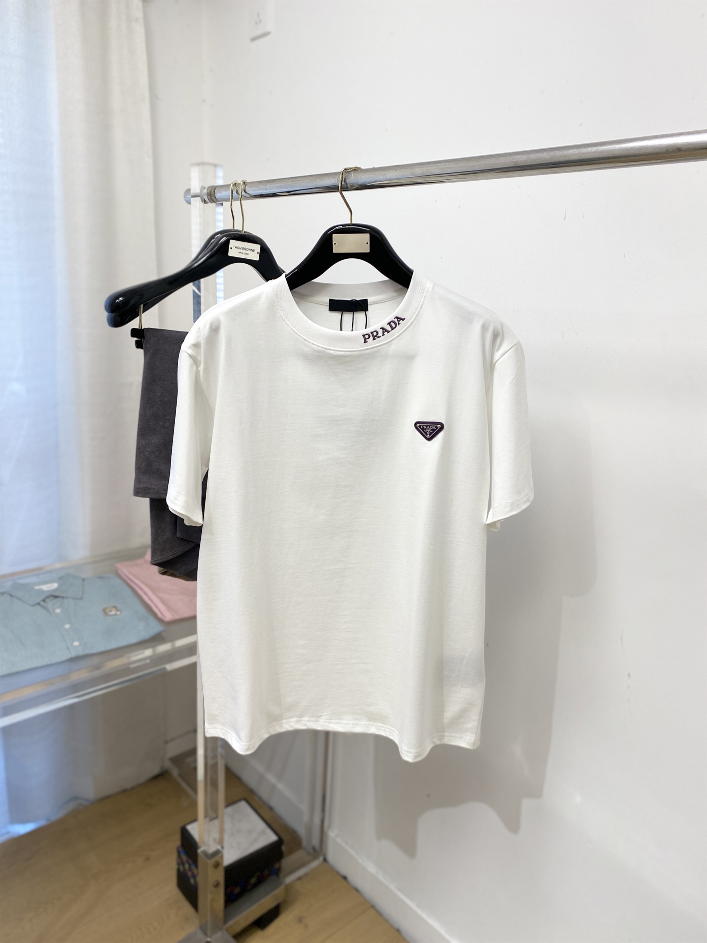 普拉达、2025新品短袖T恤，帅气时尚，简约百搭款。胸前五金装饰三角标logo，面料棉 不仅挺括，保持潮