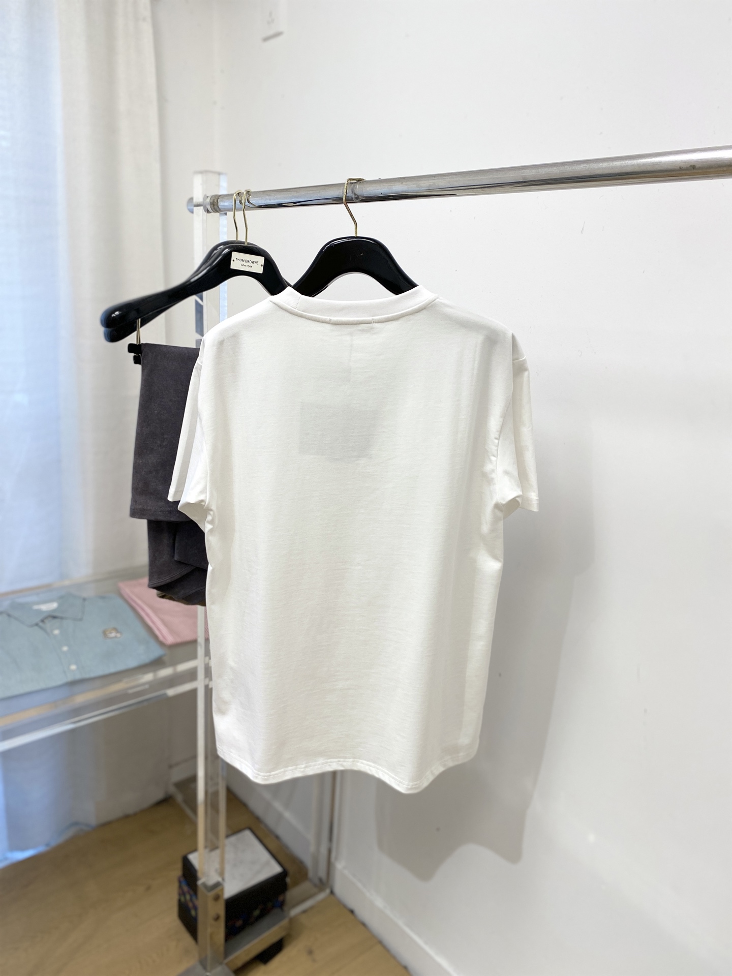 普拉达、2025新品短袖T恤，帅气时尚，简约百搭款。胸前五金装饰三角标logo，面料棉 不仅挺括，保持潮