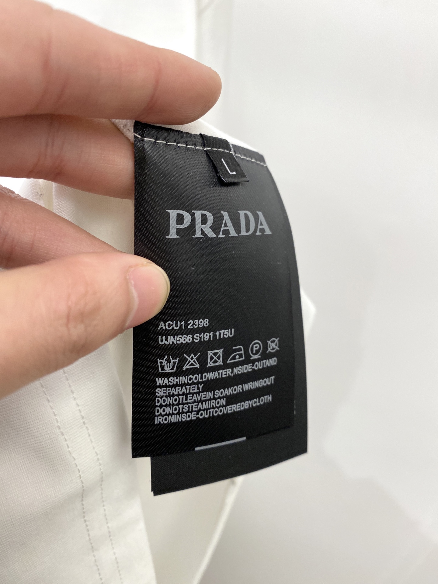 普拉达、2025新品短袖T恤，帅气时尚，简约百搭款。胸前五金装饰三角标logo，面料棉 不仅挺括，保持潮