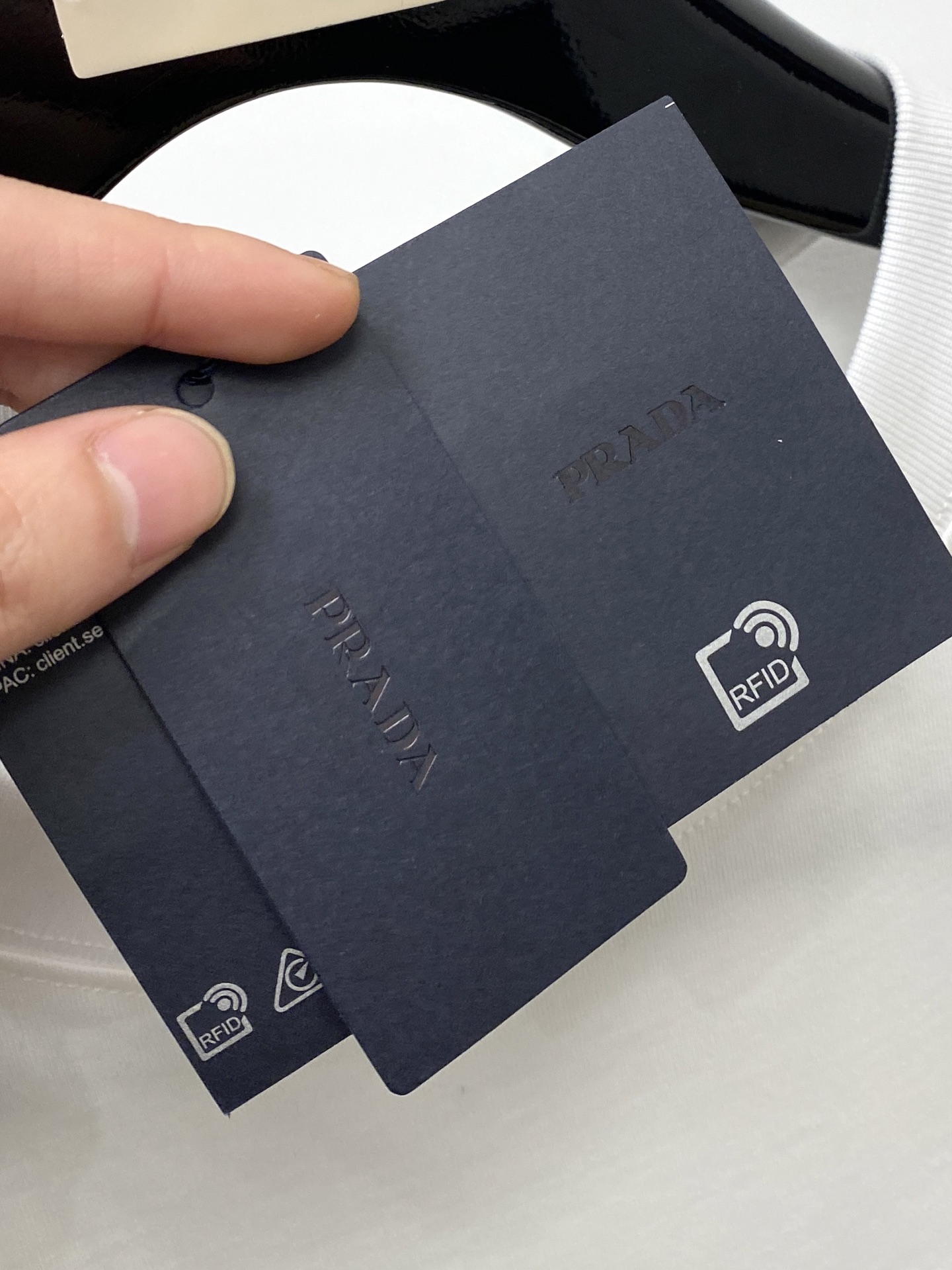 普拉达、2025新品短袖T恤，帅气时尚，简约百搭款。胸前五金装饰三角标logo，面料棉 不仅挺括，保持潮