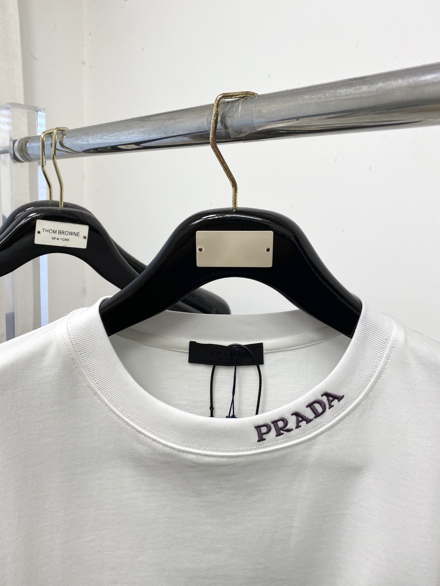 普拉达、2025新品短袖T恤，帅气时尚，简约百搭款。胸前五金装饰三角标logo，面料棉 不仅挺括，保持潮