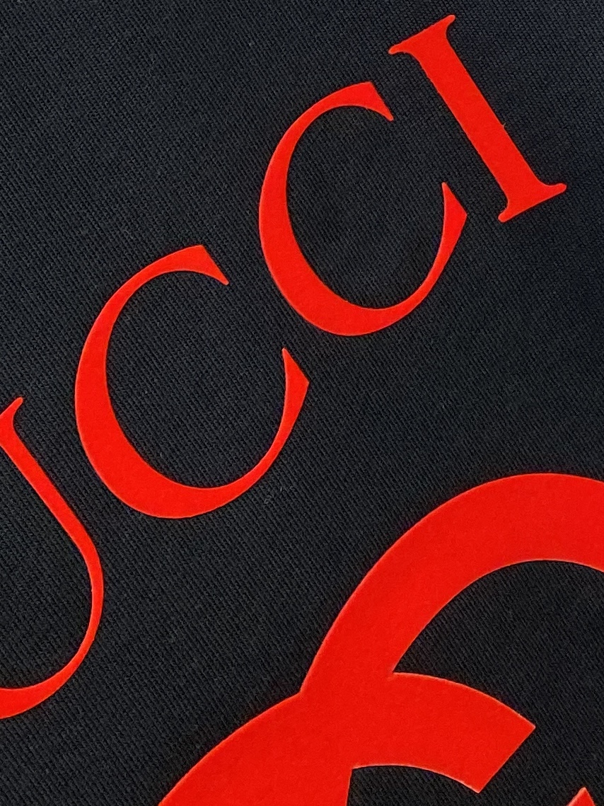 古奇、2025新品短袖T恤，帅气时尚，简约百搭款。胸前顶级印胶字母logo，面料棉 不仅挺括，保持潮流的