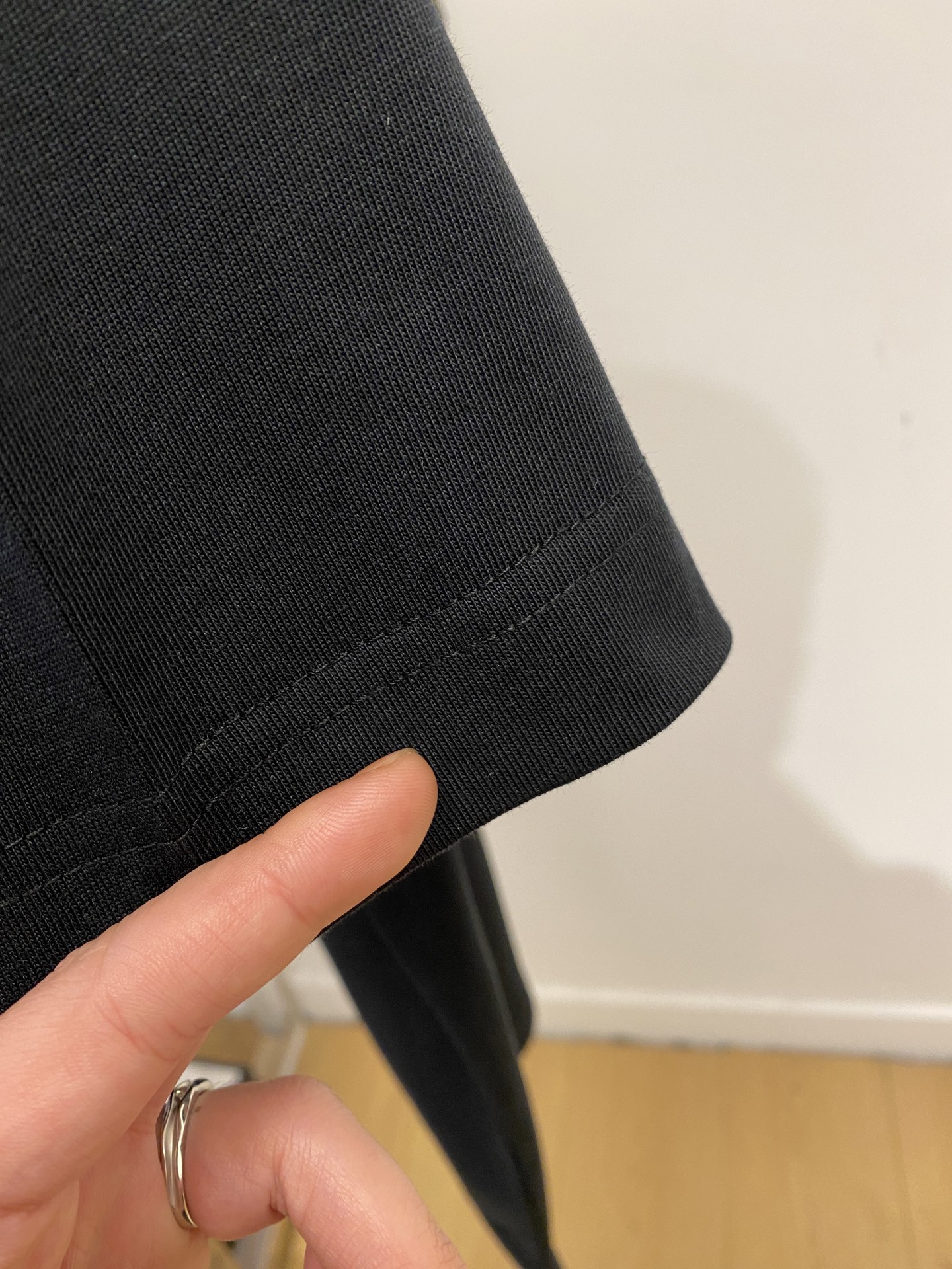 古奇、2025新品短袖T恤，帅气时尚，简约百搭款。胸前顶级印胶字母logo，面料棉 不仅挺括，保持潮流的