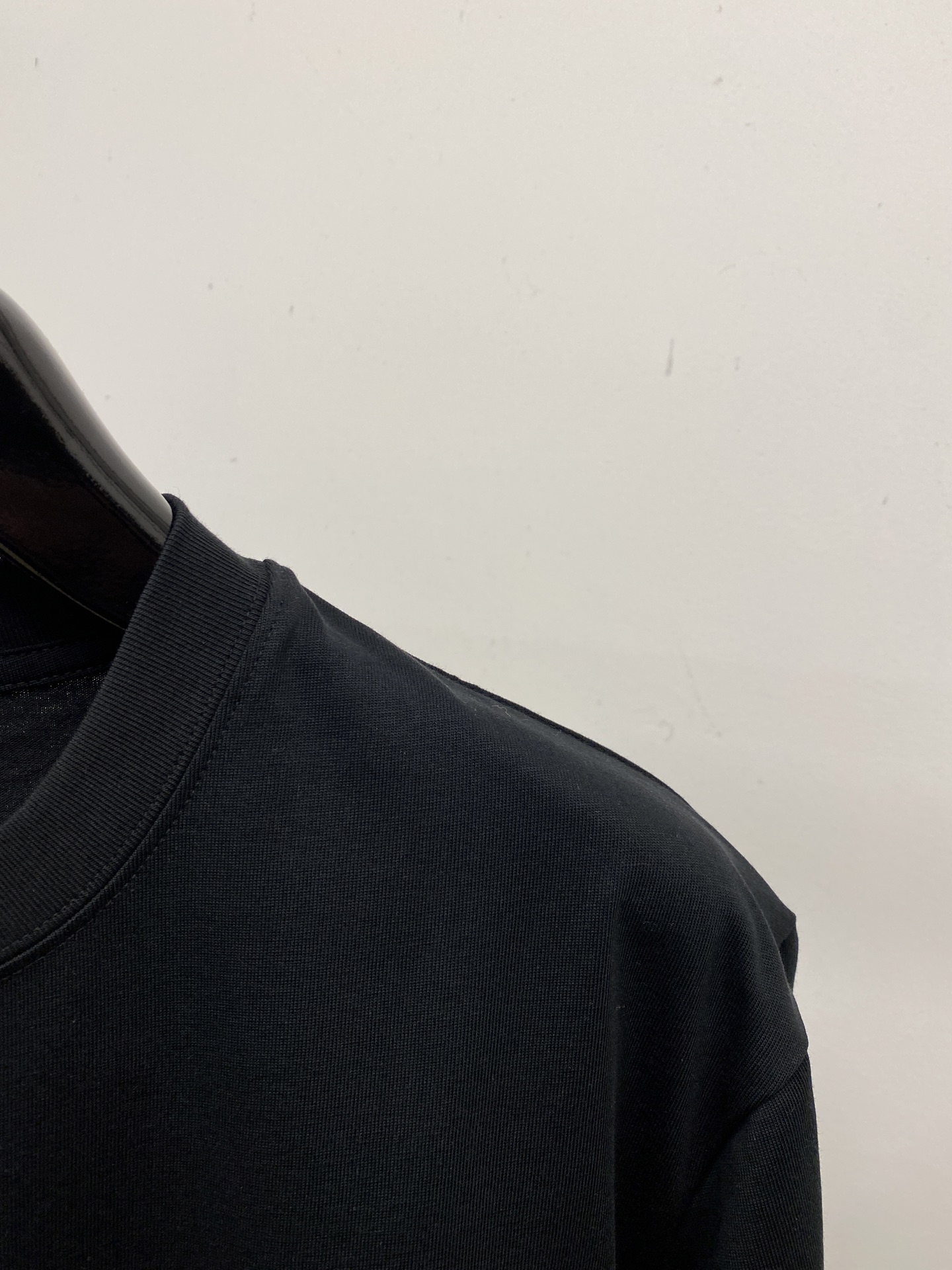 古奇、2025新品短袖T恤，帅气时尚，简约百搭款。胸前顶级印胶字母logo，面料棉 不仅挺括，保持潮流的