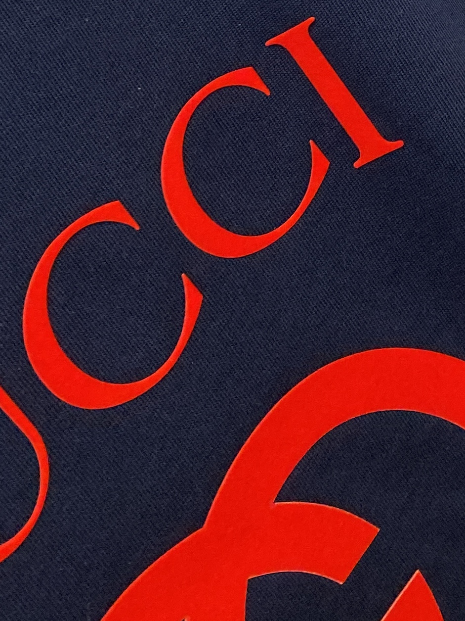 古奇、2025新品短袖T恤，帅气时尚，简约百搭款。胸前顶级印胶字母logo，面料棉 不仅挺括，保持潮流的