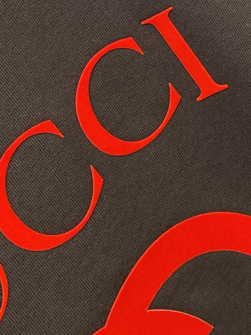 古奇、2025新品短袖T恤，帅气时尚，简约百搭款。胸前顶级印胶字母logo，面料棉 不仅挺括，保持潮流的