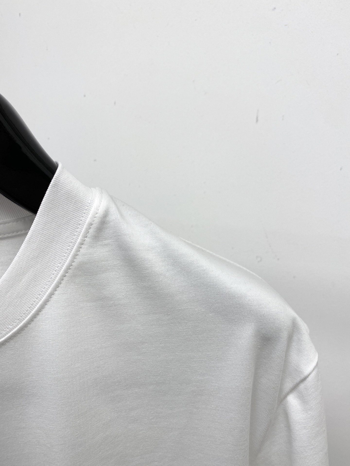 古奇、2025新品短袖T恤，帅气时尚，简约百搭款。胸前顶级印胶字母logo，面料棉 不仅挺括，保持潮流的