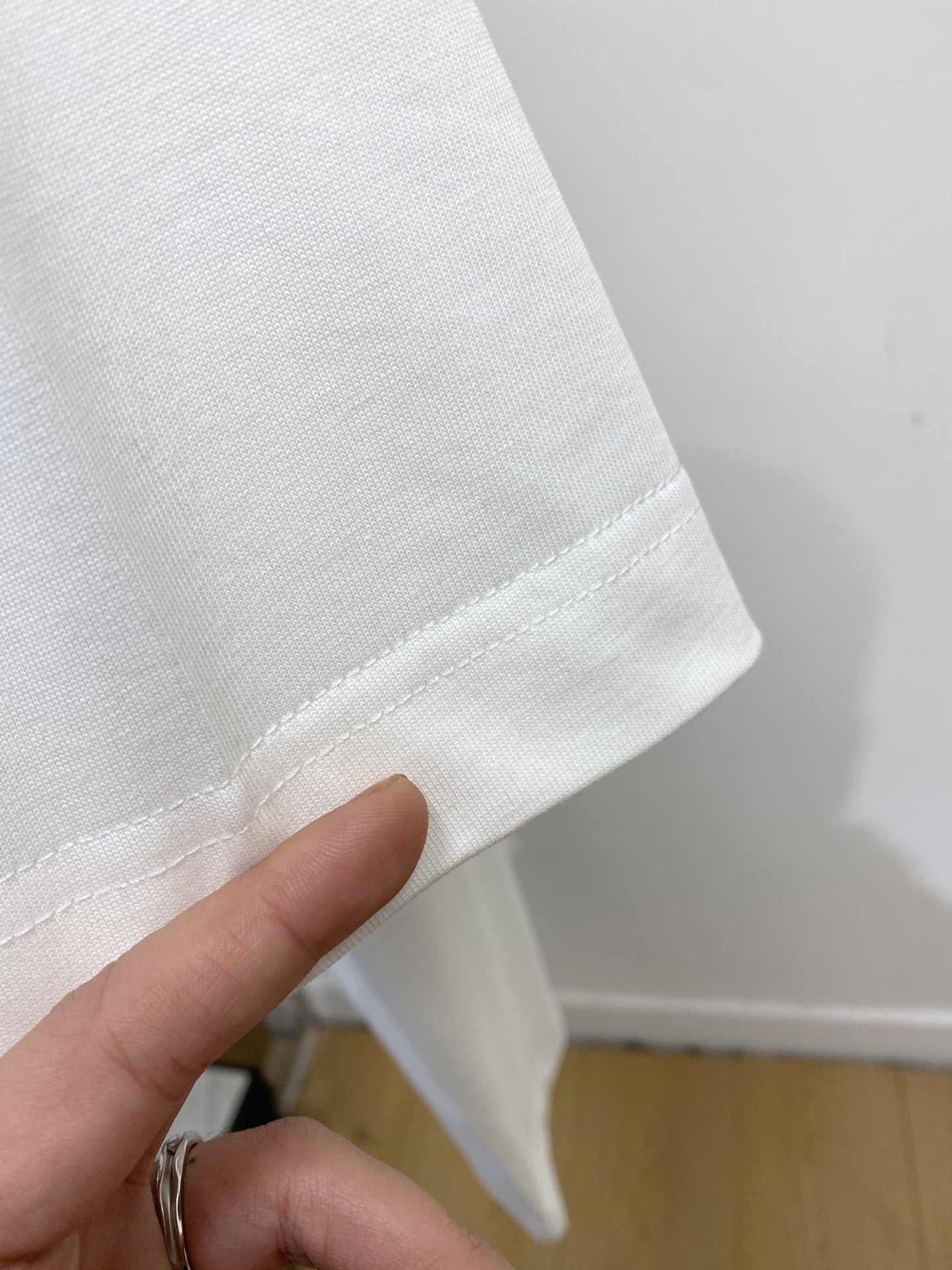 古奇、2025新品短袖T恤，帅气时尚，简约百搭款。胸前顶级印胶字母logo，面料棉 不仅挺括，保持潮流的