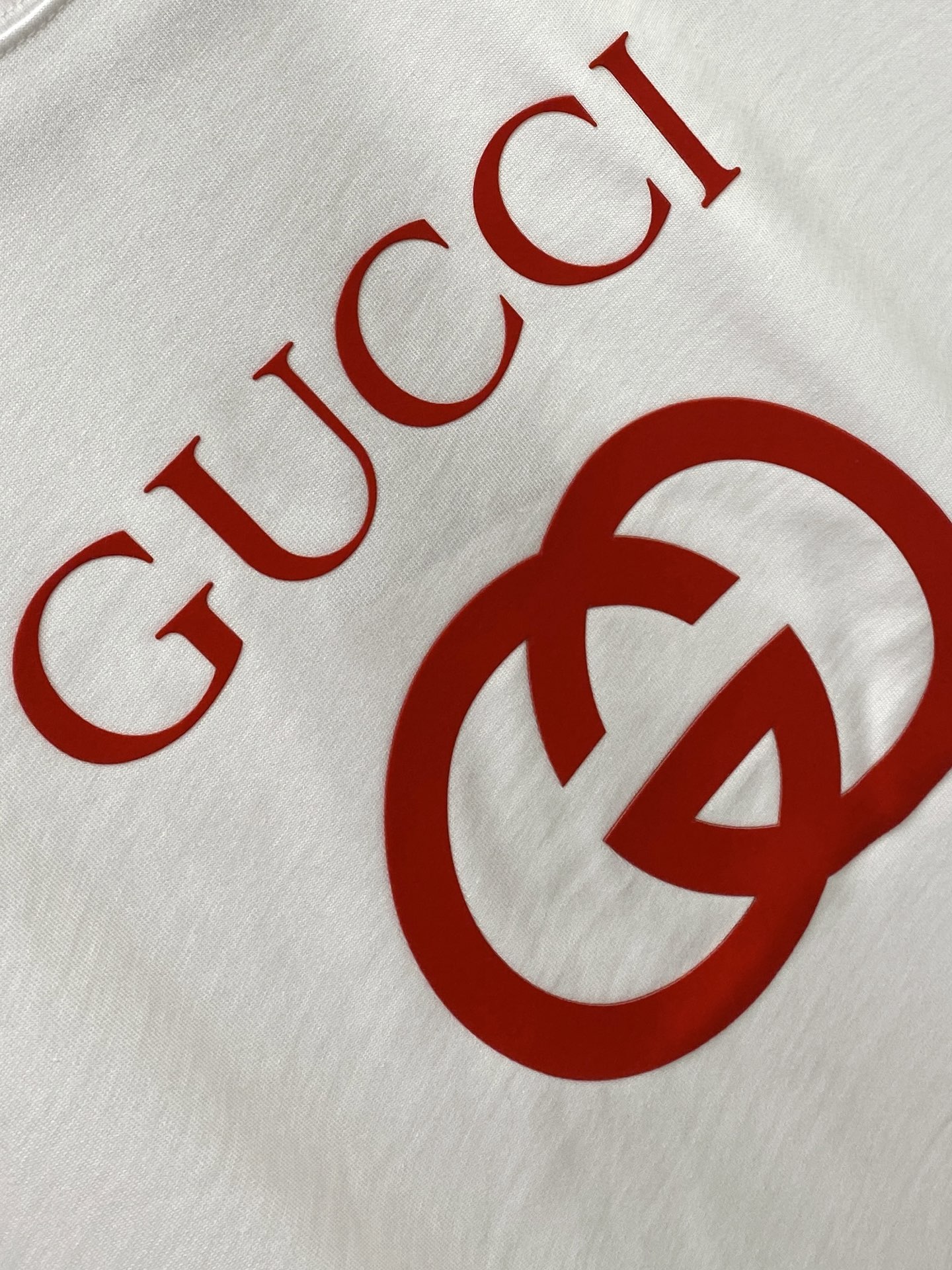 古奇、2025新品短袖T恤，帅气时尚，简约百搭款。胸前顶级印胶字母logo，面料棉 不仅挺括，保持潮流的