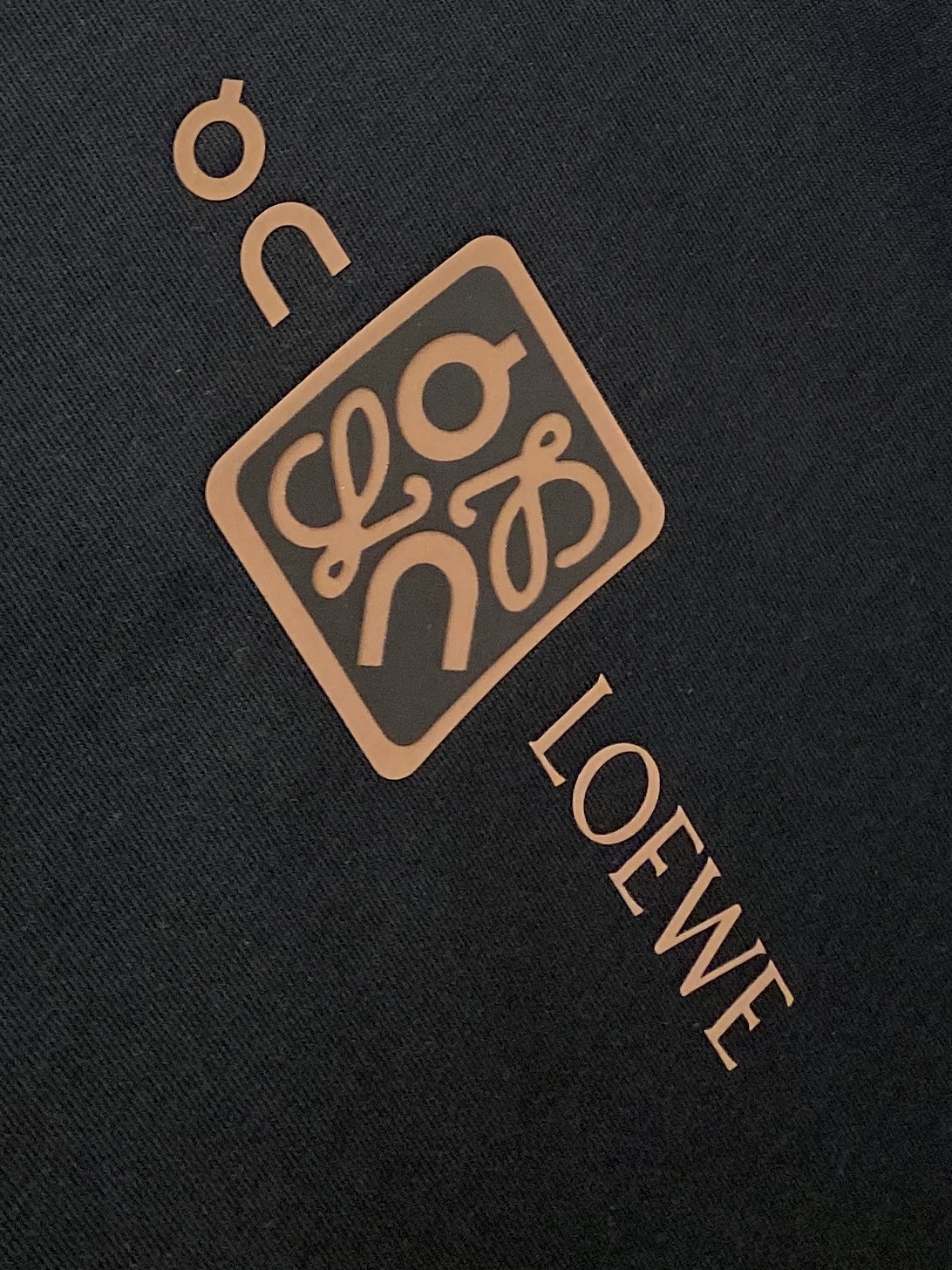 罗意威、2025新品短袖T恤，帅气时尚，简约百搭款。胸口顶级印胶图案字母logo，面料棉 不仅挺括，保持