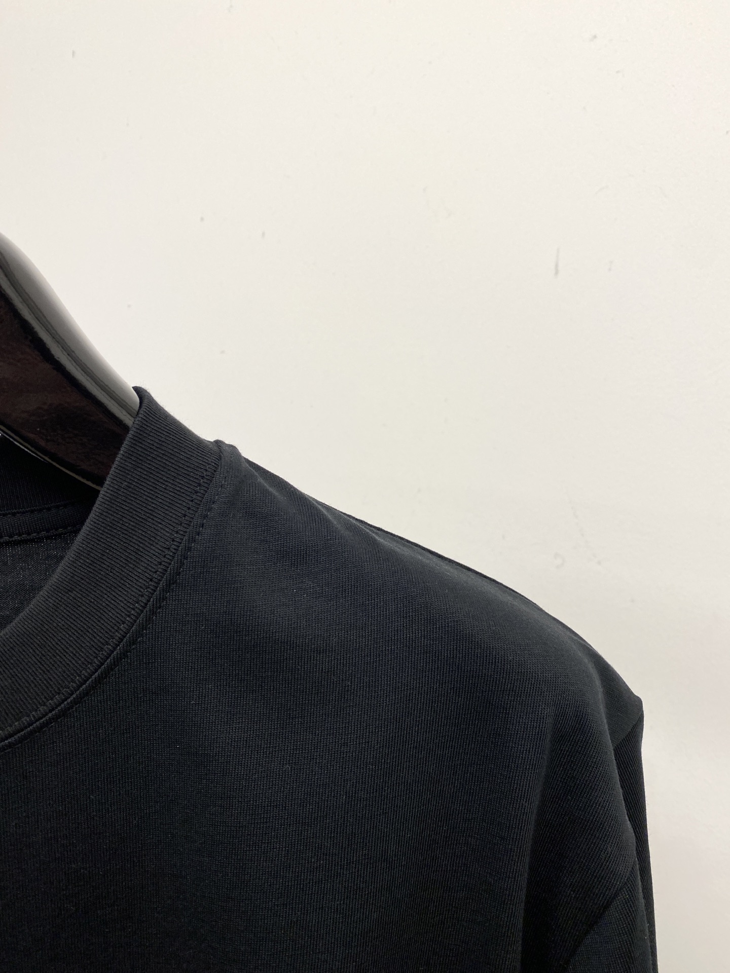 罗意威、2025新品短袖T恤，帅气时尚，简约百搭款。胸口顶级印胶图案字母logo，面料棉 不仅挺括，保持