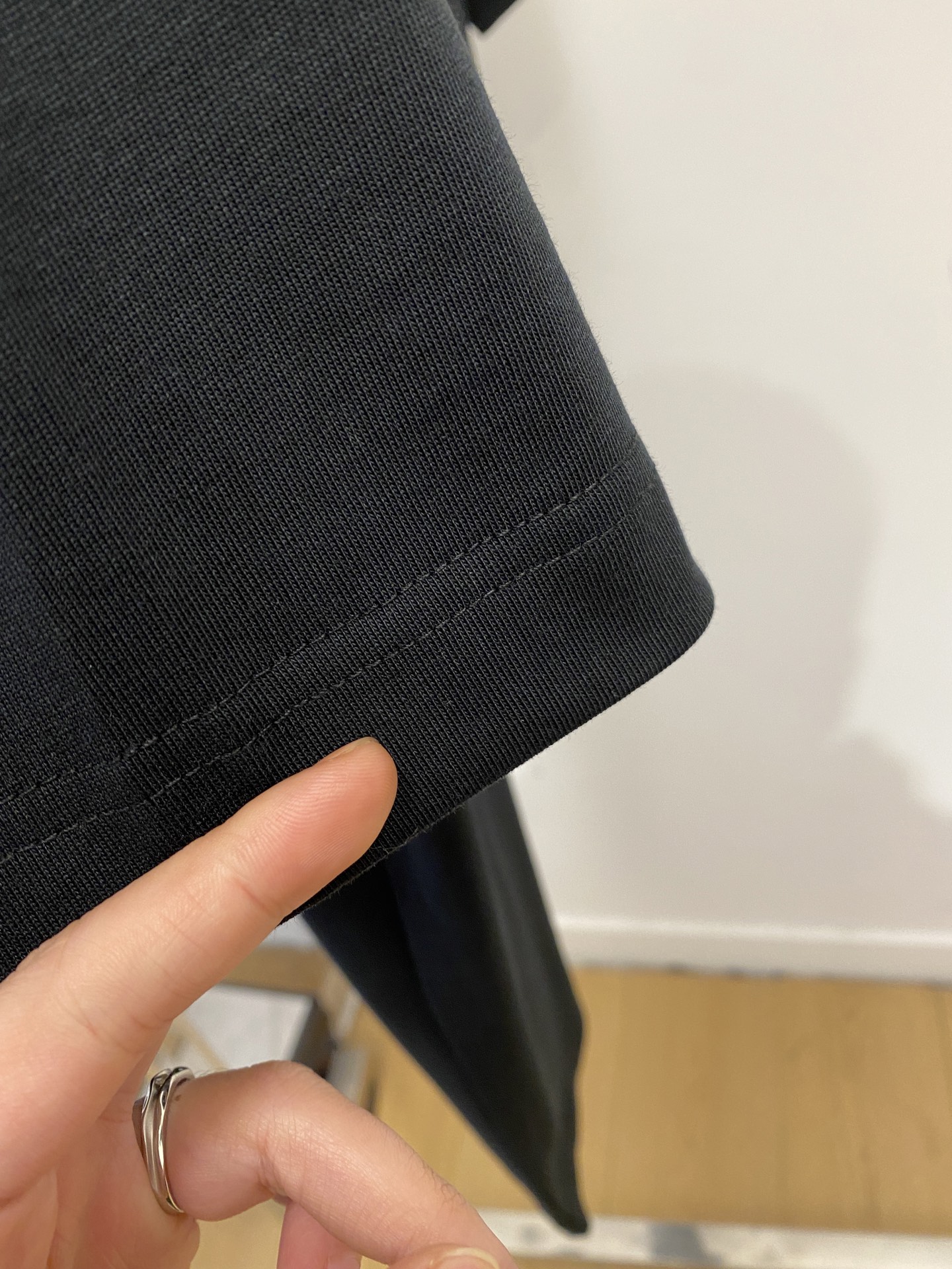 罗意威、2025新品短袖T恤，帅气时尚，简约百搭款。胸口顶级印胶图案字母logo，面料棉 不仅挺括，保持