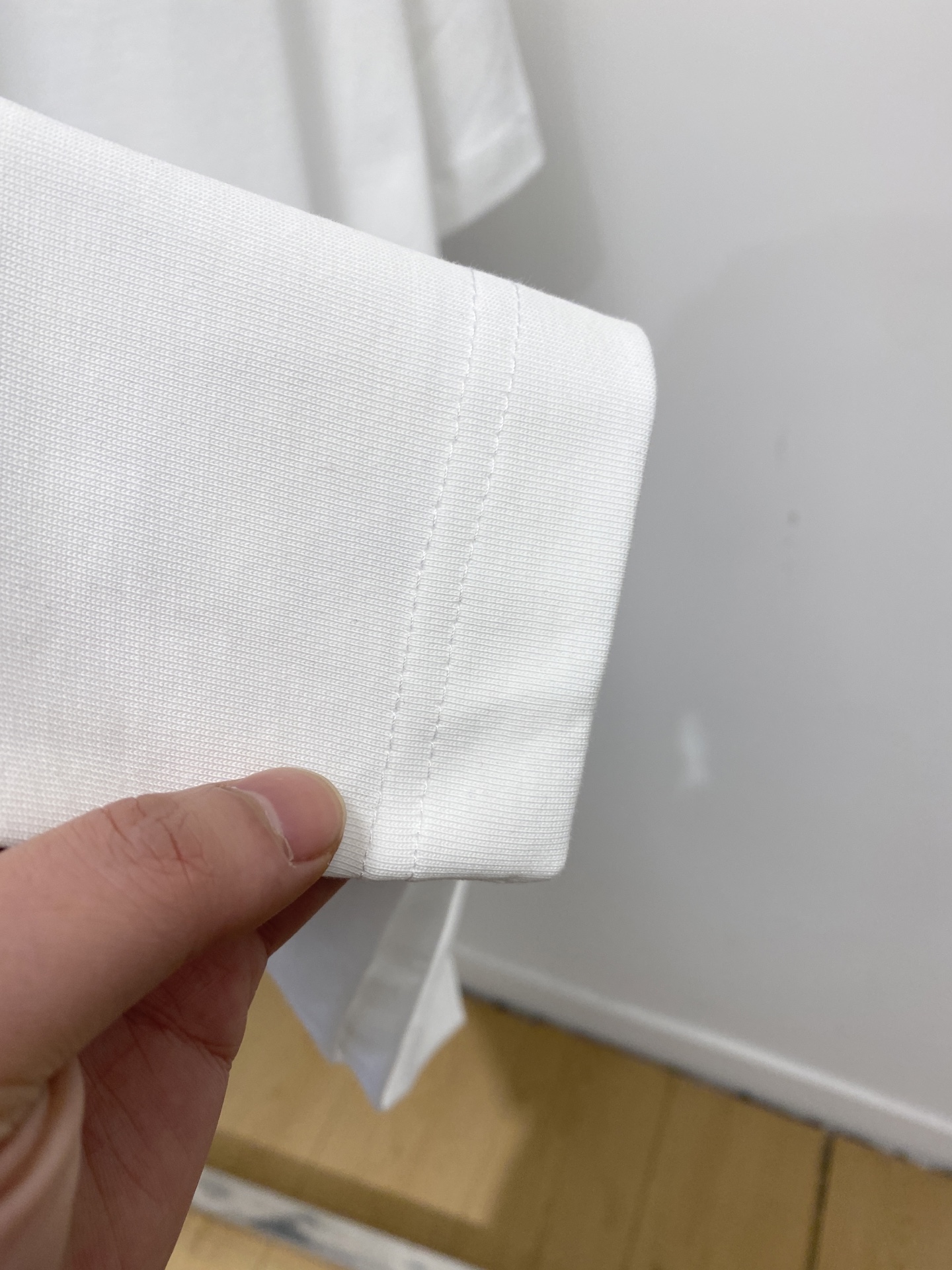 罗意威、2025新品短袖T恤，帅气时尚，简约百搭款。胸口顶级印胶图案字母logo，面料棉 不仅挺括，保持