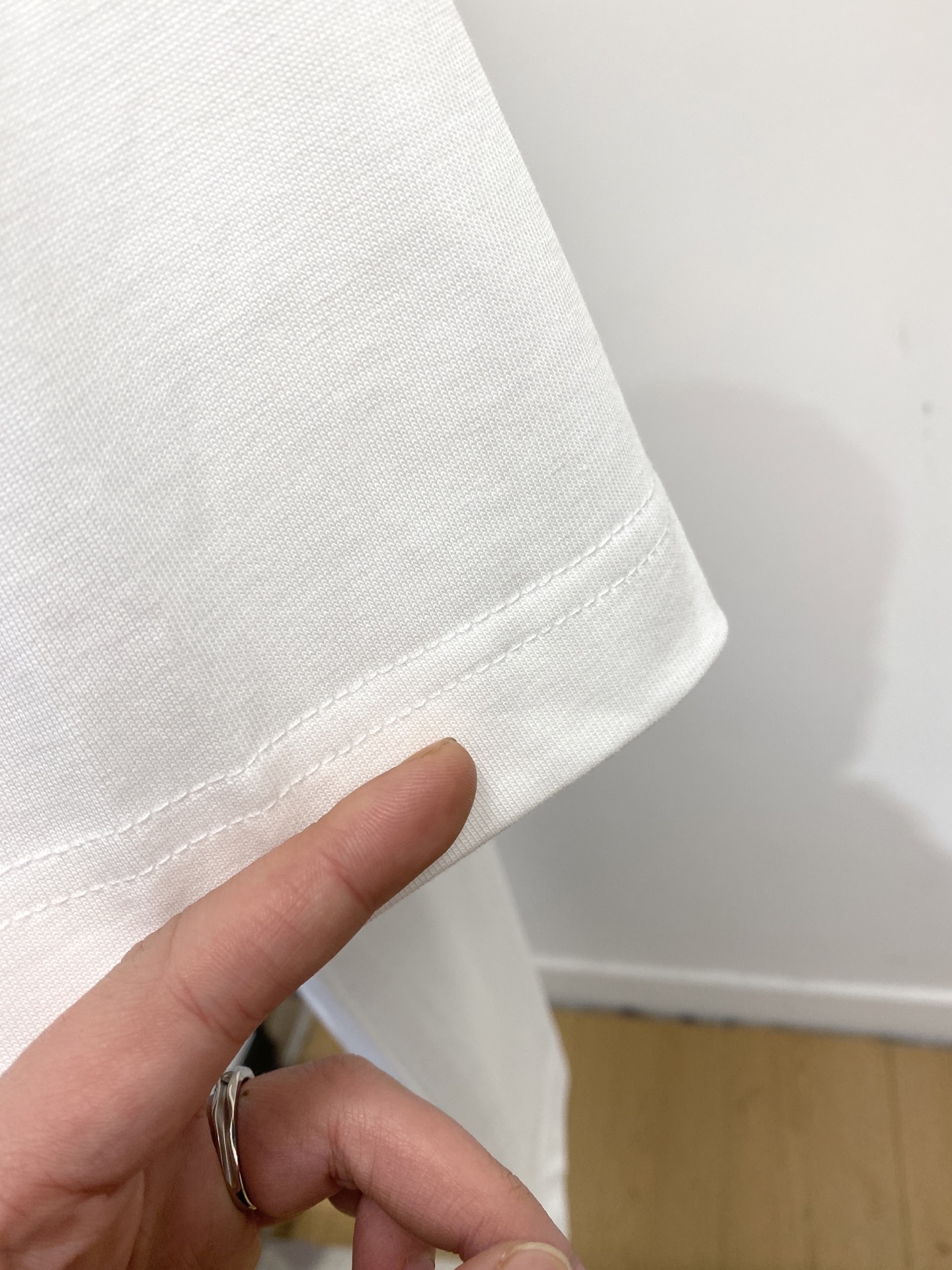 罗意威、2025新品短袖T恤，帅气时尚，简约百搭款。胸口顶级印胶图案字母logo，面料棉 不仅挺括，保持