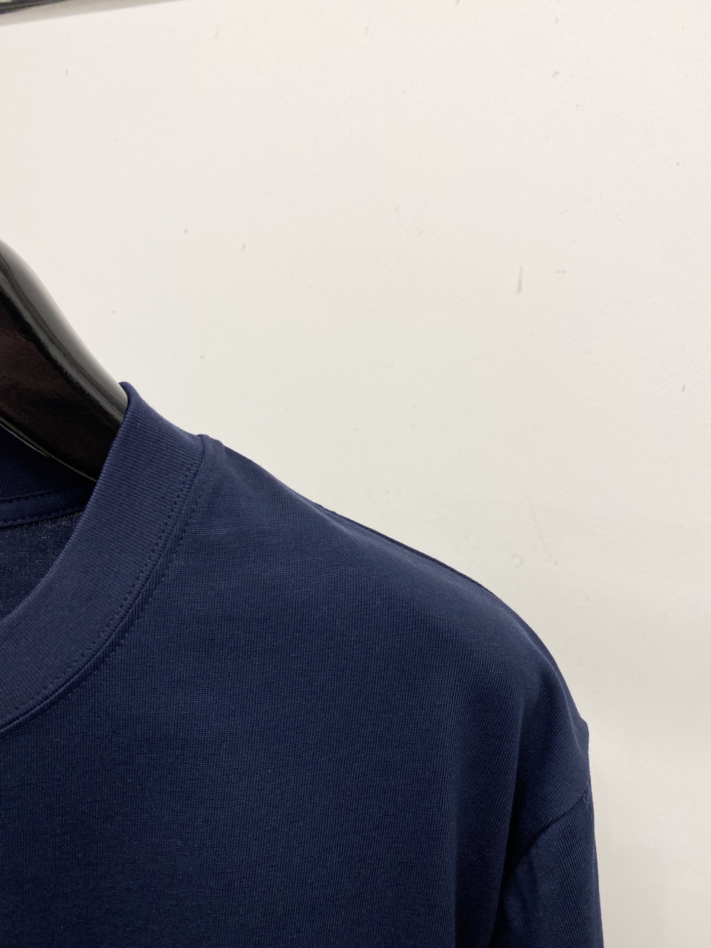 罗意威、2025新品短袖T恤，帅气时尚，简约百搭款。胸口顶级印胶图案字母logo，面料棉 不仅挺括，保持