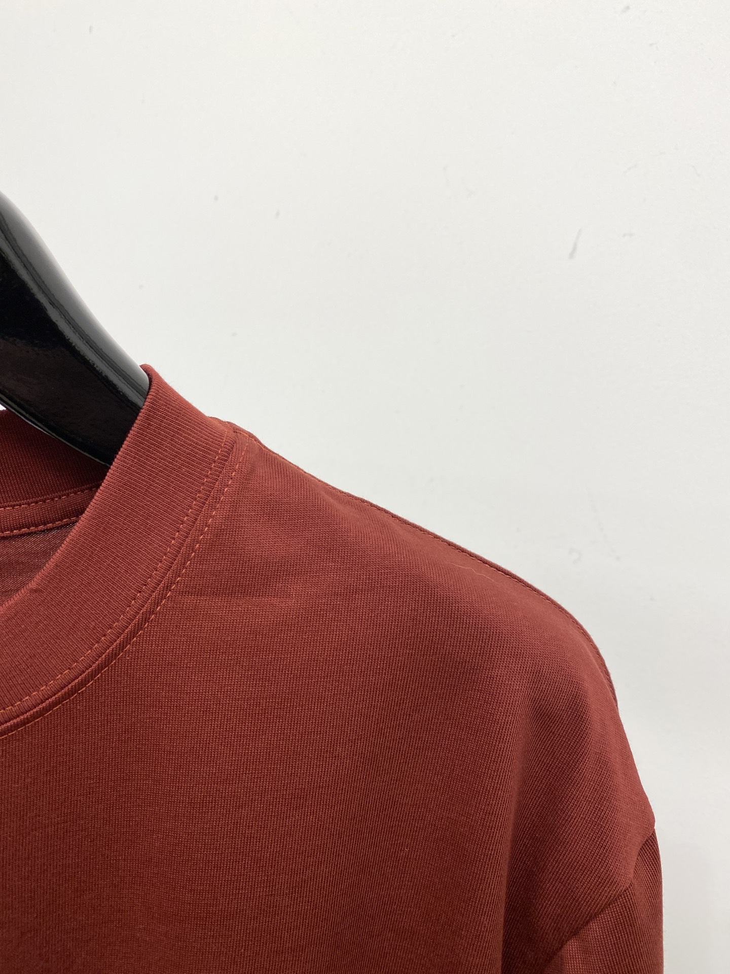 罗意威、2025新品短袖T恤，帅气时尚，简约百搭款。胸口顶级印胶图案字母logo，面料棉 不仅挺括，保持